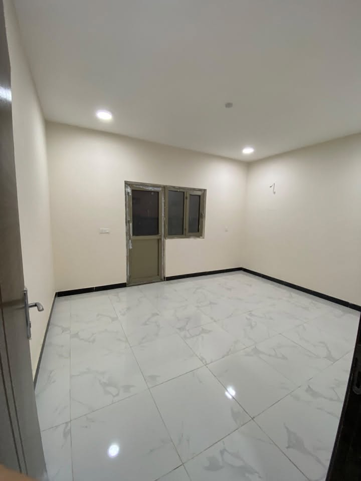 شقة للايجار في مجمع الجوهرة السكني  (طابق ارضي)
مساحتها 160
تتكون من غرفتين
صالة
استقبال
مجمع صحي عدد2
وبلكونات عدد2
••••• الشقة جديدة غير مسكونه•••••
للاستفسار
***********
