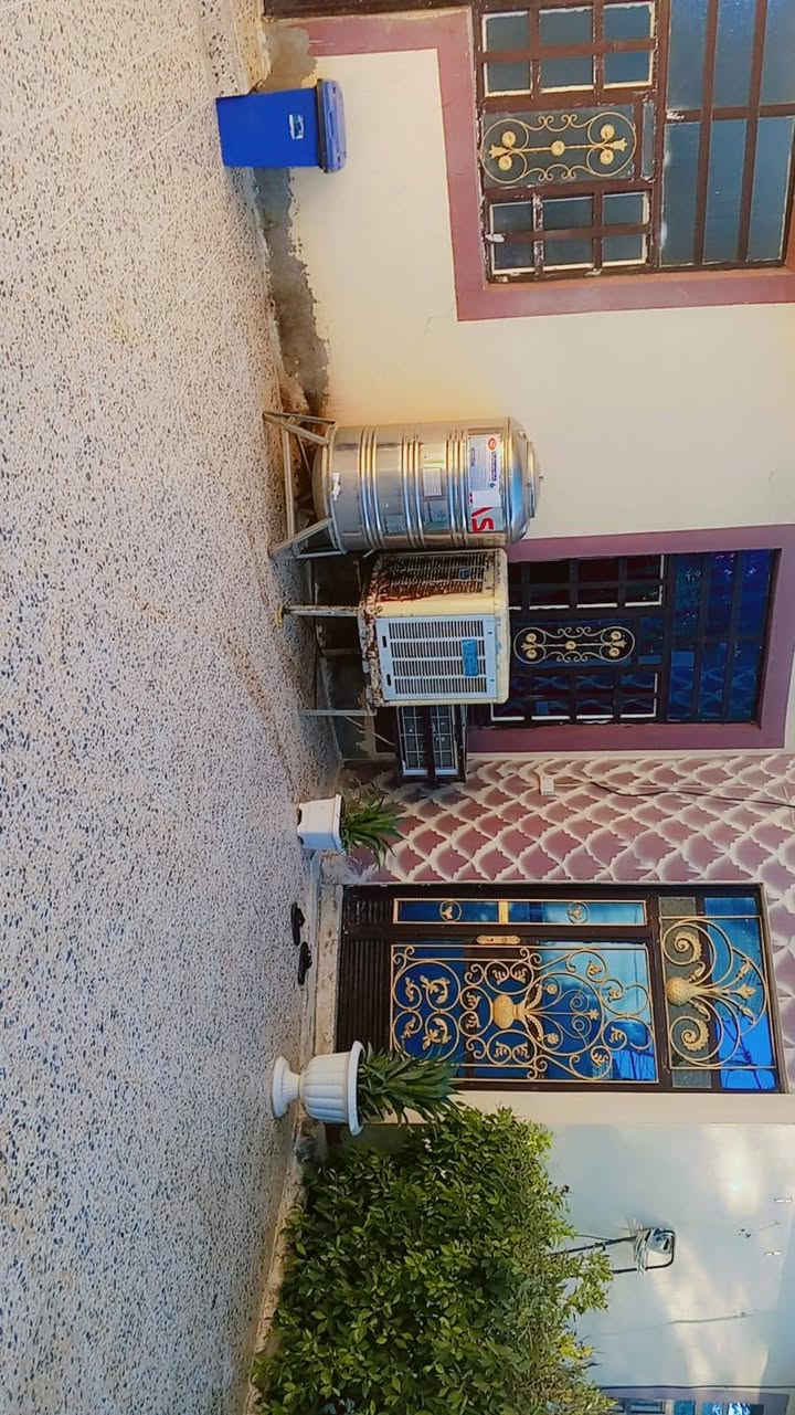 سلام عليكم بيت للبيع مساحة 250م طابو سند 25 في المفرق خليل الصالح اتصال على رقم ***********
