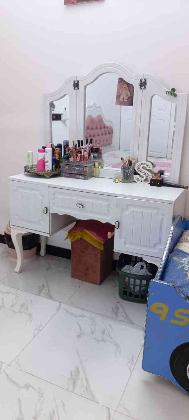 السلام عليكم عندي هاي الغراض للبيع 
١_غرفه نوم ١١ قطعه كلش نضيفه يحتاجلها شد زين سعره ٣٥٠ الف

٢_مرشحه طباخ جديده سعره ٥٠ الف

٣_مبرده حجم وسط شغاله ونضيفه سعره ٥٠ الف

٤_براد ماء فقط ماء بارد يشتغل الثلاجه عاطله ٢٥  الف

٥_تخم ديوان عشر مقاعد مع التلبيسه بدون ضرر نضيف سعره ٢٠٠ الف 

مكاني بغداد شهداء البياع ***********
