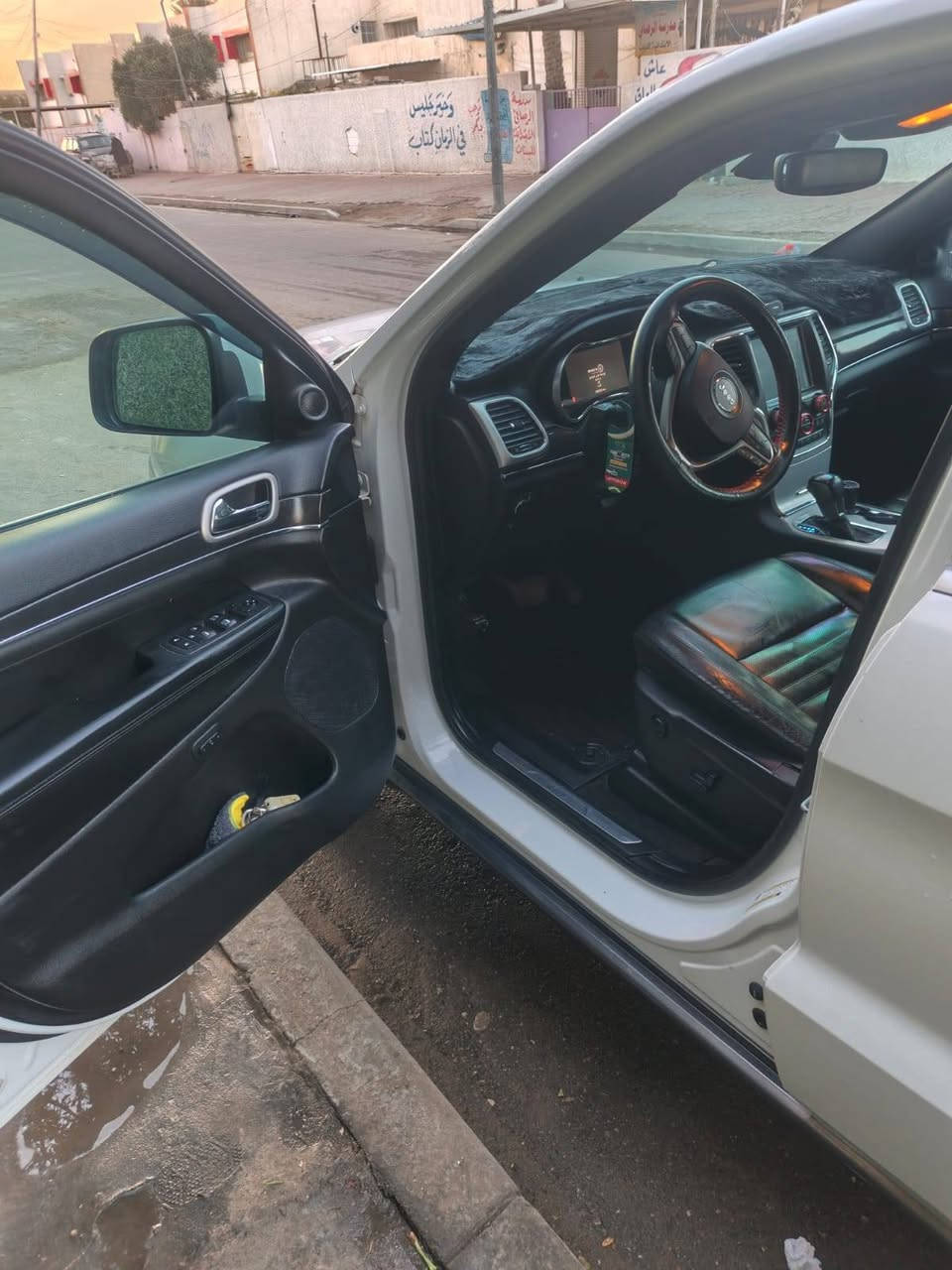 جيب 2018
 بيه قطعه وحده جاملغ الايمن 
ماشيه132 m 
سياره فول موصفات
 فأت)(25) 
دبل هوك 
رادار امامي
 بل شباك أوتو بارك 4رادارت بانوراما
 كشنات حار أمامي وخلفي
مكاني بغداد السعر 260 
***********

