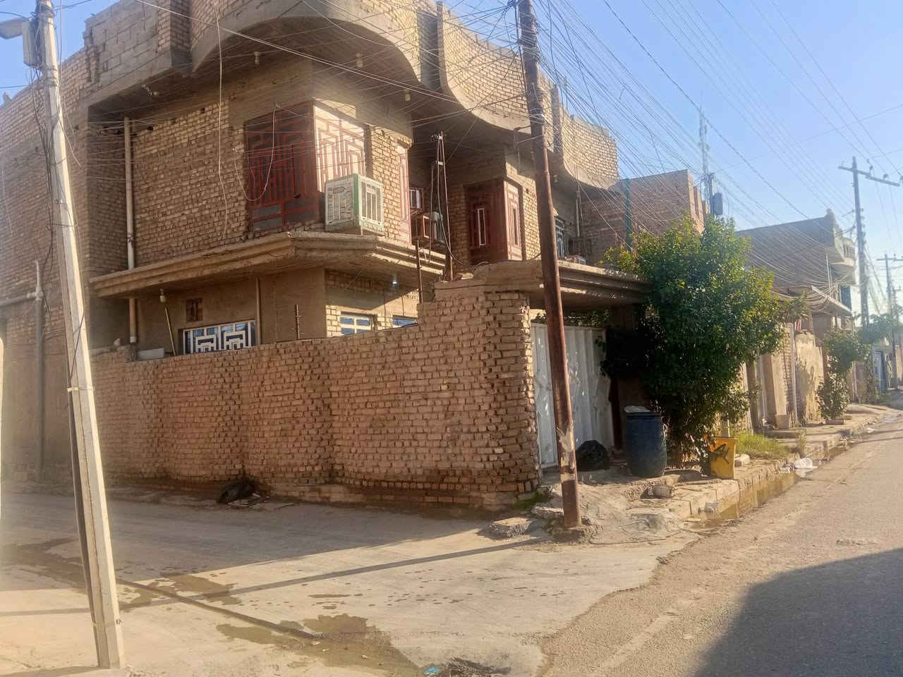 دا ر لبيع في حي السراي قرب اسواق السراي مساحه 200متر 
*********** رقم الهاتف
