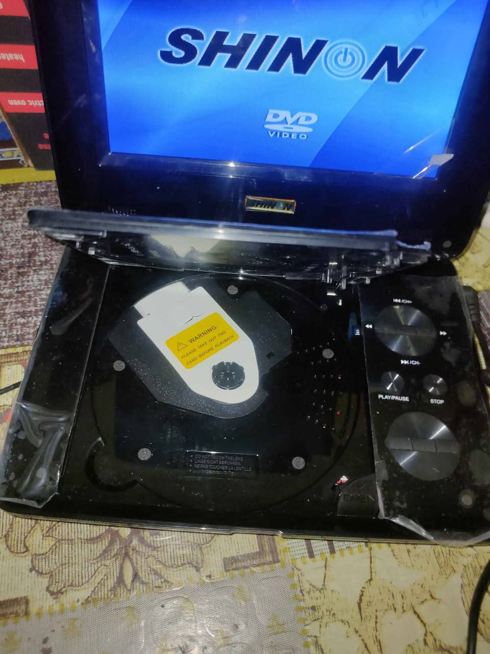 جهاز DVD مشغل الوسائط والألعاب جيل الطيبين من شركة SHINON ، الجهاز جديد يعتبر خياراً مثالياً للسفر، للرحلات، أو للأطفال بالبيت لأنه يجمع بين التلفزيون ومشغل الأفلام والألعاب الكلاسيكية في جهاز واحد.
🛠️ المواصفات والمميزات الفنية:
الشاشة: شاشة ملونة واضحة وقابلة للتدوير بزوايا مختلفة لراحة الرؤية.
مشغل الأقراص (DVD/CD): يقرأ بامتياز أقراص الـ DVD والـ CD بجميع أنواعها (أفلام، مسلسلات، أغاني).
منفذ USB: يدعم تشغيل الأفلام، والموسيقى، والصور مباشرة من الفلاش و الميموري.
🎮 ميزة الألعاب (Retro Gaming): الجهاز يحتوي على نظام مدمج لتشغيل ألعاب جيل الطيبين المشهورة (NES مثل ماريو، كونترا، الدبابات وغيرها) عن طريق الفلاش او ميموري
المنافذ: يدعم ربط منافذ خروج للصوت والصورة (AV OUT) لربطه على شاشة تلفزيون كبيرة إذا تحب.

📦 الملحقات الكاملة القادمة مع الجهاز:
الجهاز يأتي بكامل غراضه الأصلية وملحقاته الإضافية الموضحة بالصور:
🎮 يد ألعاب (عدد 2): جويستيكات مخصصة للألعاب بمنفذ USB  للاستمتاع بألعاب 

🕹️ جهاز تحكم عن بعد (ريموت): الريموت الأصلي الخاص بالجهاز للتحكم بالأفلام والميديا عن بعد
🔌 شاحن سيارة مدمج: واير شحن خاص للربط على قدّاحة السيارة، ممتاز جداً لتشغيل الأفلام للأطفال أثناء السفر والرحلات.

📡 إريل (أنتينا) استقبال التلفزيون: يربط بالجهاز لالتقاط القنوات الأرضية.

📺 كابلات الصوت والصورة (AV Cables): الوصلات الخاصة لربط الجهاز على شاشات التلفزيون الكبيرة.

🎧 سماعة أذن (Headphone): يأتي مع واير سماعة إضافي للخصوصية أثناء الاستماع.

📱وياه رام يحتوي على كثير من الالعاب ويمكن الاضافة عليها.

📺وياه الهوائي (Antenna) بتصميم رقيق جدًا ويدعم دقة عالية (Full HDTV) تصل إلى 4K.يأتي مع مضخم إشارة (Amplifier) لتعزيز استقبال القنوات التلفزيونية الرقمية المجانية. البصرة, العراق


**إذا كنت صاحب هذا الإعلان وتريد حذفه لأي سبب، رجاءا أرسل رسالة إلى الدعم الفني**