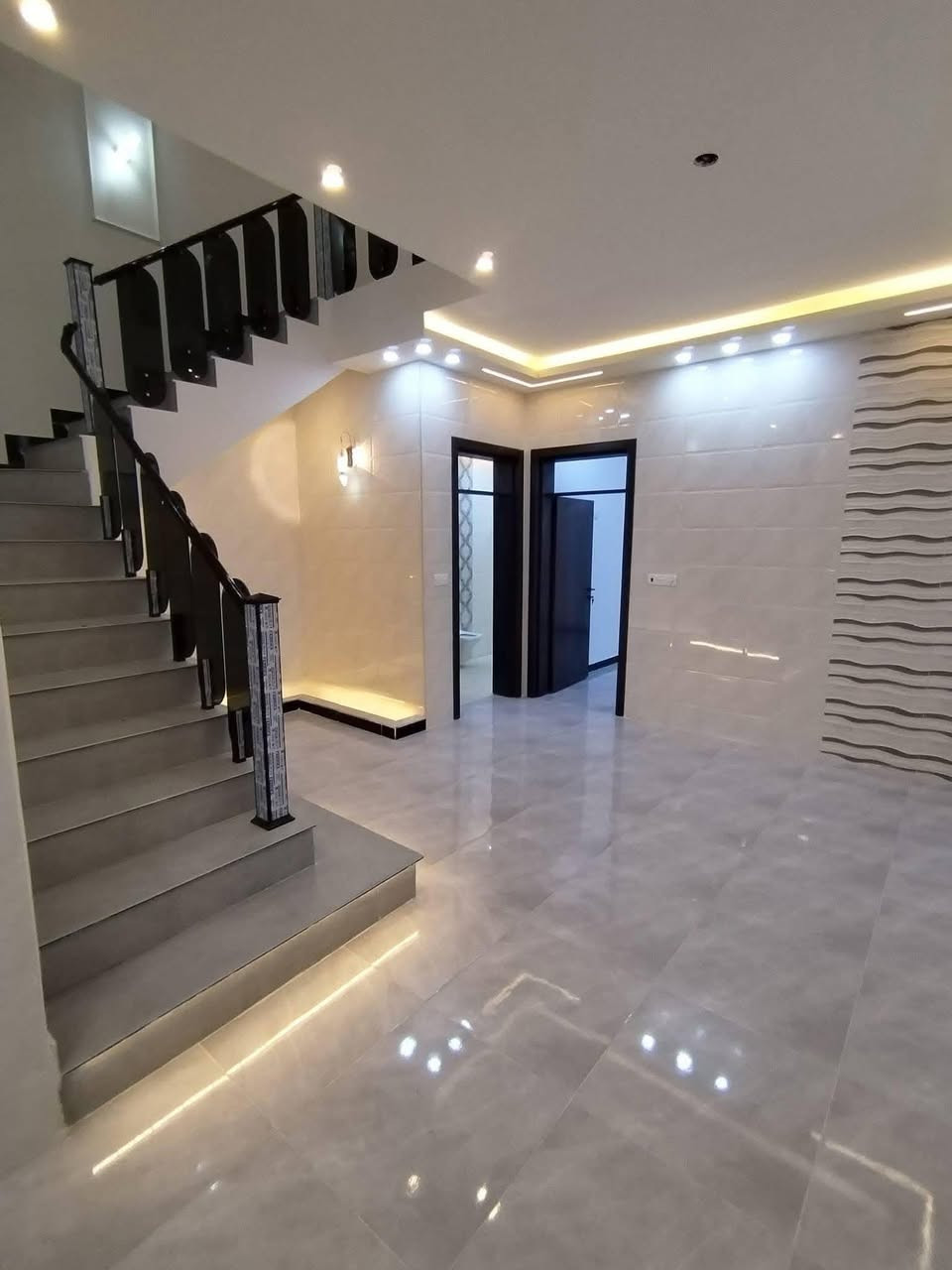 #لدينا_دار_للبيع مساحه 100 متر واجهه 6 وربع ونزال 16 طابو زراعي سند 25 قرار محكمه البيت يحتوي على3 غرف نوم وصاله وستقبال ومطبخ  العنوان بغداد الدورة مدخل البوعيثه مجمع الحليم 
هاتف ***********
