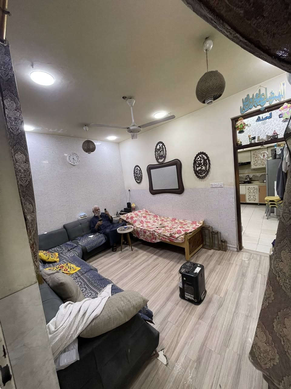 السلام عليكم
بيت للبيع مساحه 50متر كامل من كلشي بس الواجهيه 
بين الصحه والستين يريد استفسار ***********
