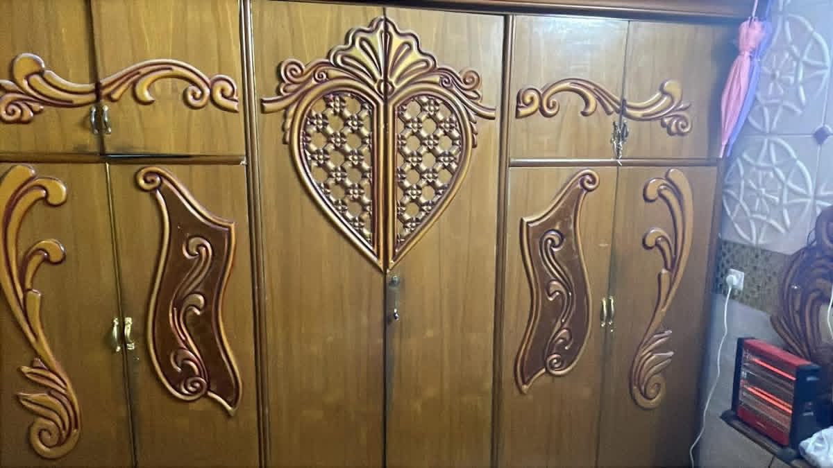 السلام عليكم غرفه صاج خشب غرفه كامله نضيف مستعجلين علئ بيعتهه غرفه نضيفه بس مكدرنه اصور لين بيه الملابس رقم ***********1 سعر خاص لي يريد لو يخابر علئ رقم او يدخلي ماسنجر🩷عذرونه 🥺
