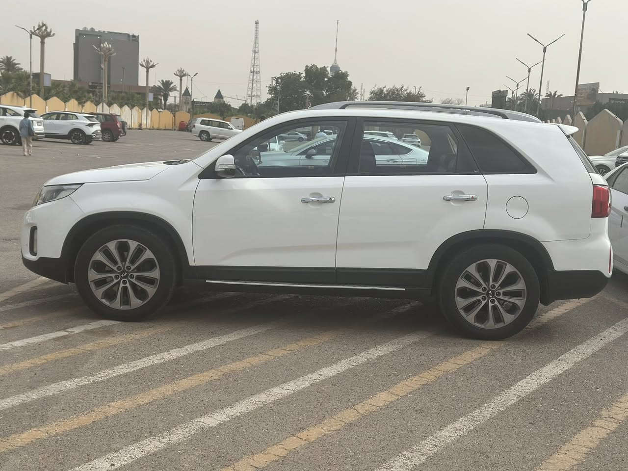 السلام عليكم سورنتو ٢٠١٣ خليجي مشروع وطني باسمي مواصفات محرك ٦ سلندر  و ٧ راكب و ٣ قطع تبريد و بانوراما و جلد و كرسي كهرباء و مري شفط و اشاير بلمري و شاشه و حساس امامي و خلفي و بك لايت لد و سياره جاهز تخم تاير و صدر و تبريد ثلج و السعر ١٦3 ورقه  بيهه شويه بارد جوه قبق البانزين و مكان السياره حي الجهاد و هذا رقمي ***********
