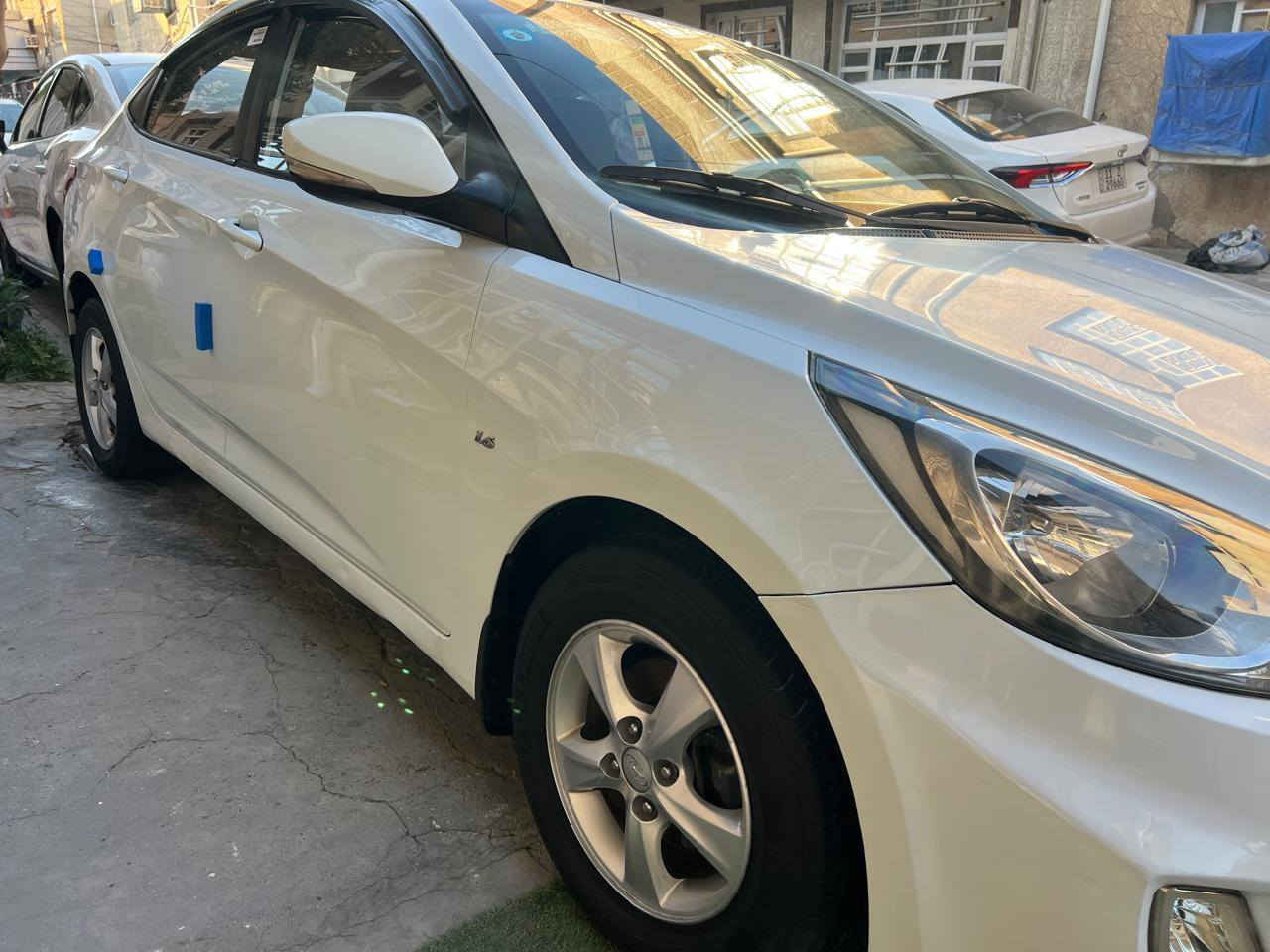 السلام عليكم للبيع أكسنت خليجي شركة عامة موديل ٢٠١٣  محرك ١٦٠٠ دوش تحكم استيرن اشاير بلمري خمسه ويل كب شاشة كامرة خلفيه مكفولة من الصبغ والتبديل بيها بارد فقط والسيارة جاهزة من كير ومكينه تبريد تدفئة صدر جاهزة والحمدلله رقمها بغداد مكان السيارة بغداد جانب الكرخ سعرها ٩٩$ ورقه  للاتصال ***********
