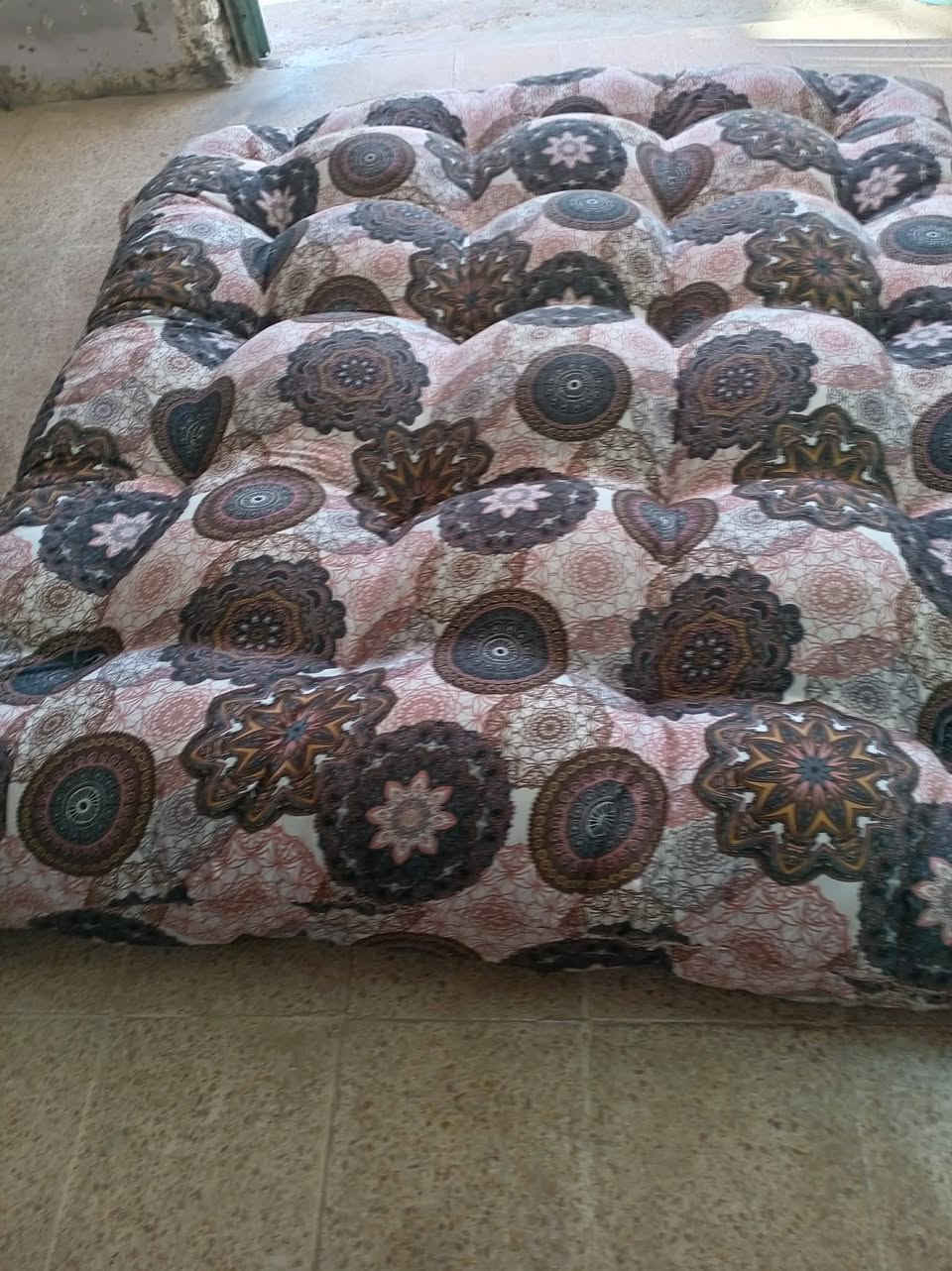 يوجد خدمة توصيل خياطة ومفروشات السكر لعمل وبيع كافة انواع المفروشات مستعدون لعمل جهاز العرائس المطارح والجودليات وعمل دواشك الفقرات مستعدون لنفش الصوف وندف القطن حي السكر قرب جامع الرحمة موبايل*********** يوجد خدمة توصيل
