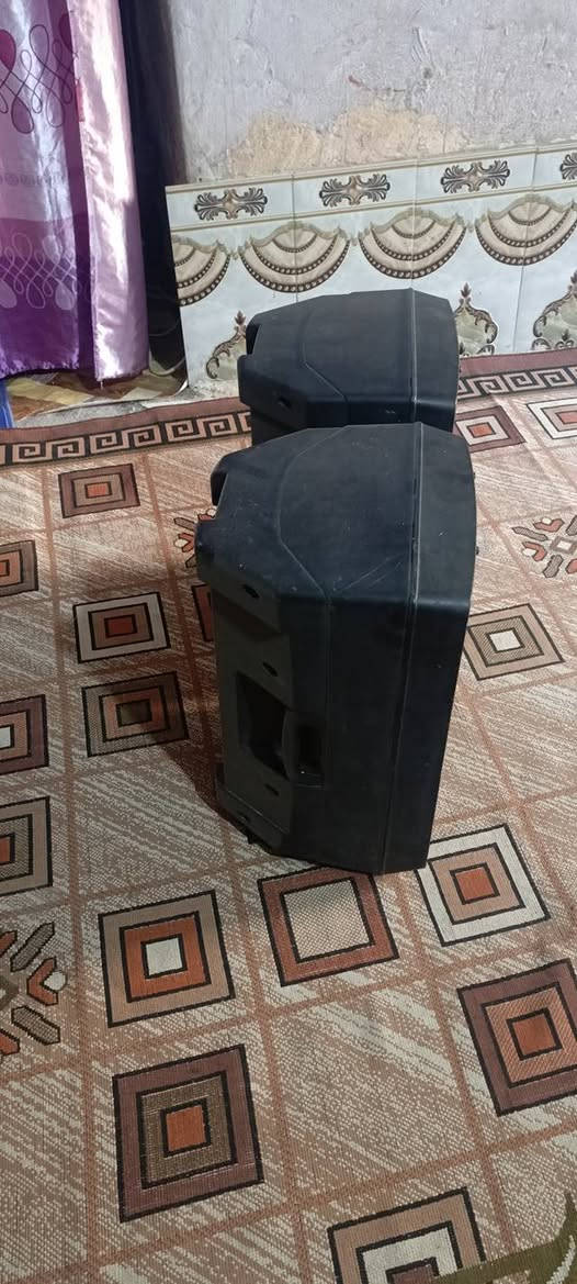 سلام عليكم سماعات  البيع دبدوب 6نضاف مامصلحات السعر سبعميه 50 رقمي  ***********
