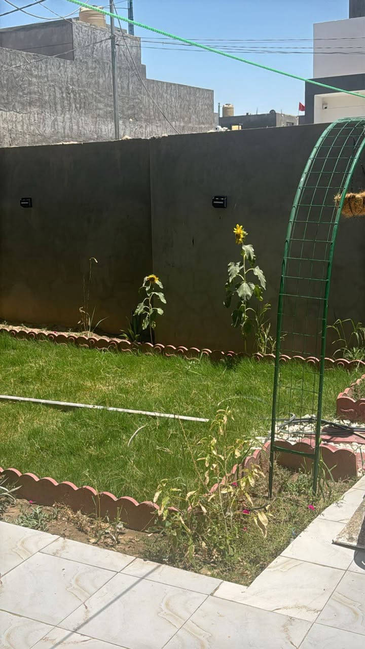 السلام عليكم بيت للبيع مساحته 200 متر طابو زراعي سند 25 طابقين الطابق الاول غرفة نوم  وهول وصاله ومطبخ وصحيات والطابق الثاني غرفتين نوم وهول وصحيات وطارمه وحديقة البيت ركن العنوان زوير الغربي شارع أسواق مارينا تفاصيل اكثر مكتب حكيم عبدالله للعقار والمقاولات *********** بي واتساب أو خاص موجود
