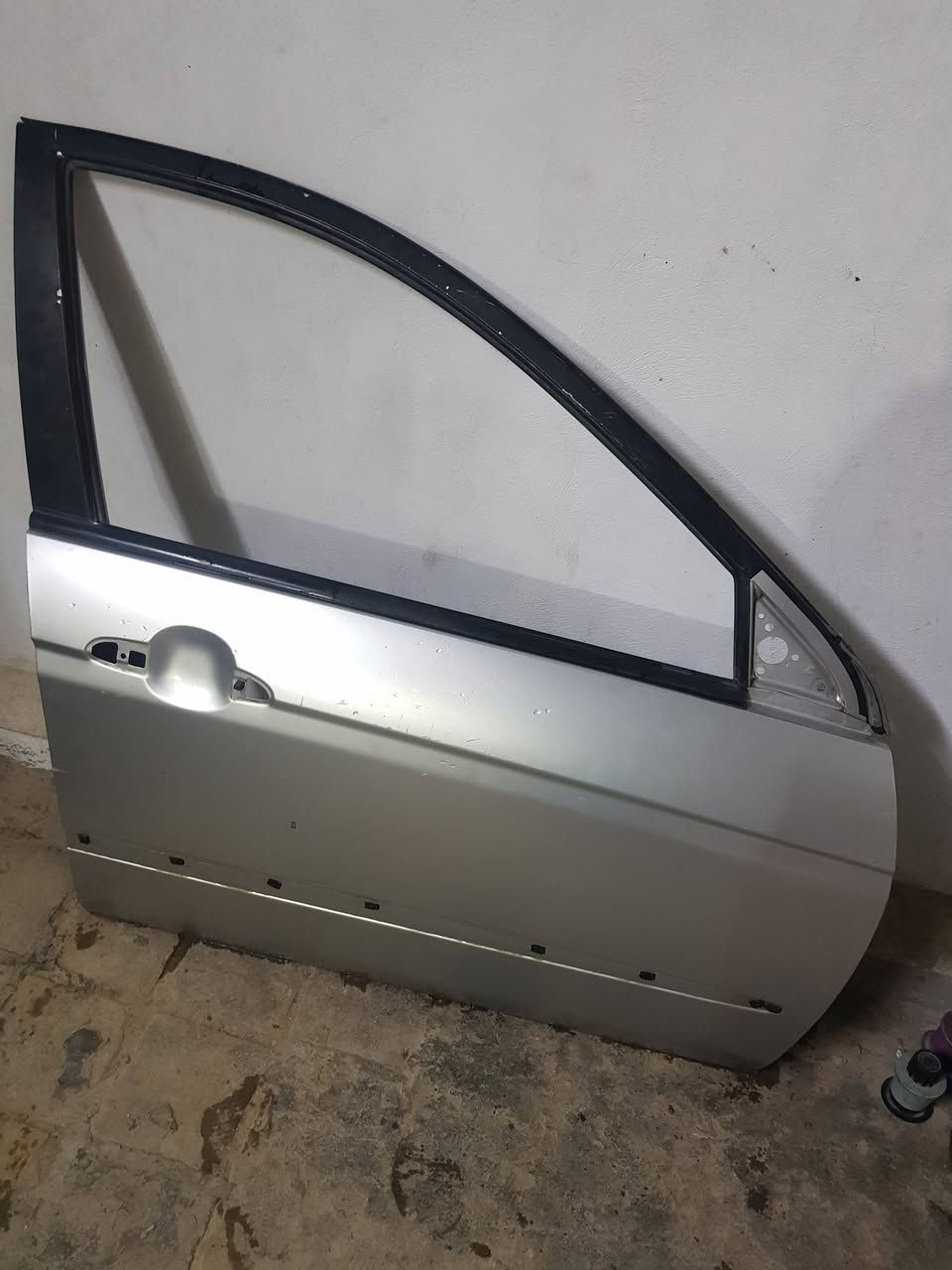 سلام عليكم باب سبكترا او سيراتو لون رصاصي شرط النضافة ٩٠% او اقل بي شخوط خفيفة تروح بالبوليش  للبيع سعرة ٥٠ وبي مجال الي يحتاجة يراسلني خاص او يتصل *********** ويدلل مكاني بالنجف
