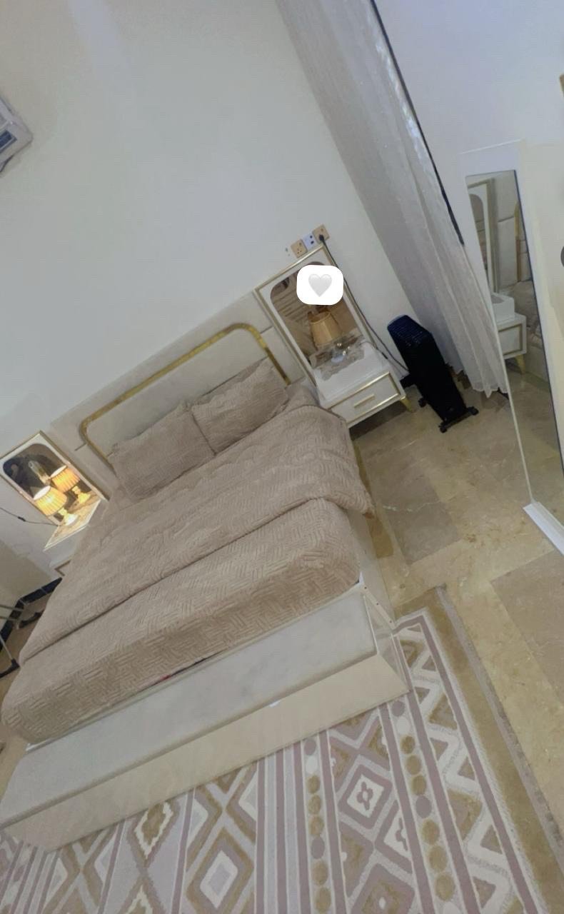 هور رجب
9 قطع 
سرير، شازلون،كومديات، مراية، مجرات، وميز تواليت،كنتور ٦ ابواب ، ملحق بابين ، تيبلامب عدد ٢ هدية ، ضررها قبغ الشازلون مكسور (الخشبه) دواخلها كلها نظيفه مغلفه استخدام سنة