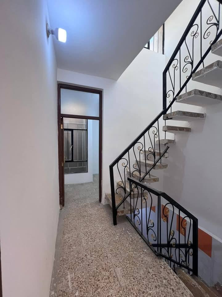 السلام عليكم يتوفر لدا مكتبنا مشتمل للبيع المساحه 35متر طابقين يحتوي على غرفتين نوم فوك وجوه استقبال ومطبخ وخدمات موقع المشتمل الشعب قرب سوق شلال قرب شارع عدن شارع عريض عرض الشارع 25متر ورصيف 8امتار موقع جيد جداً الاستفسار مكتب الشعب للعقار ***********
