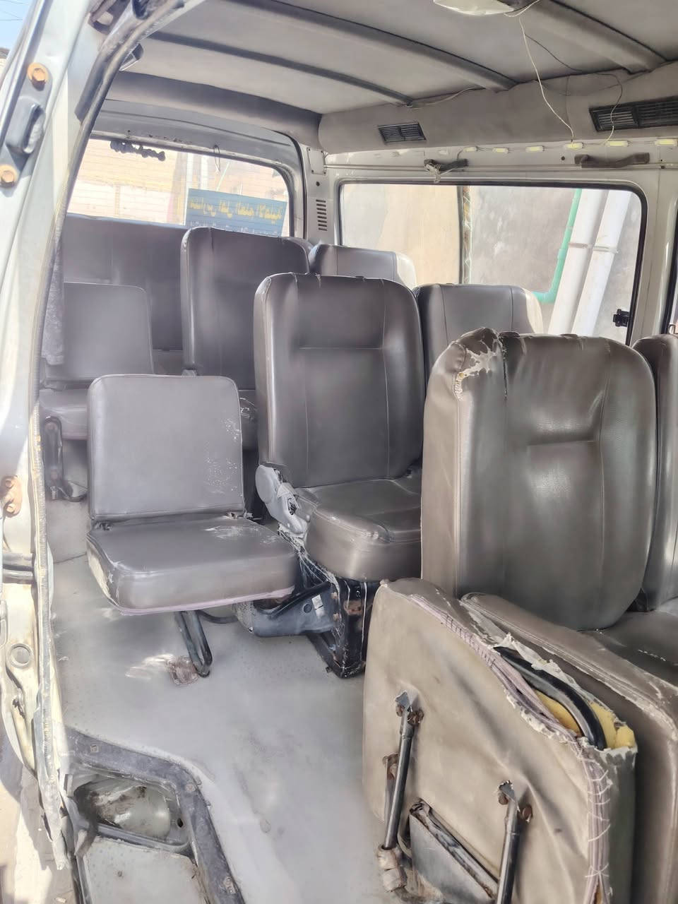 السلام عليكم سيارة كيه فتون موديل 2014 مكينه ثري واي ياباني سياره بيها خط حالين مكانها بصره حيانيه رقم *********** سعر ٤٠ وبيها مجال تحويل ثاني يوم رقم بصره لماني حداده خلفيه واماميه مسويه دشبول وغراضها بل بيت كاملات
