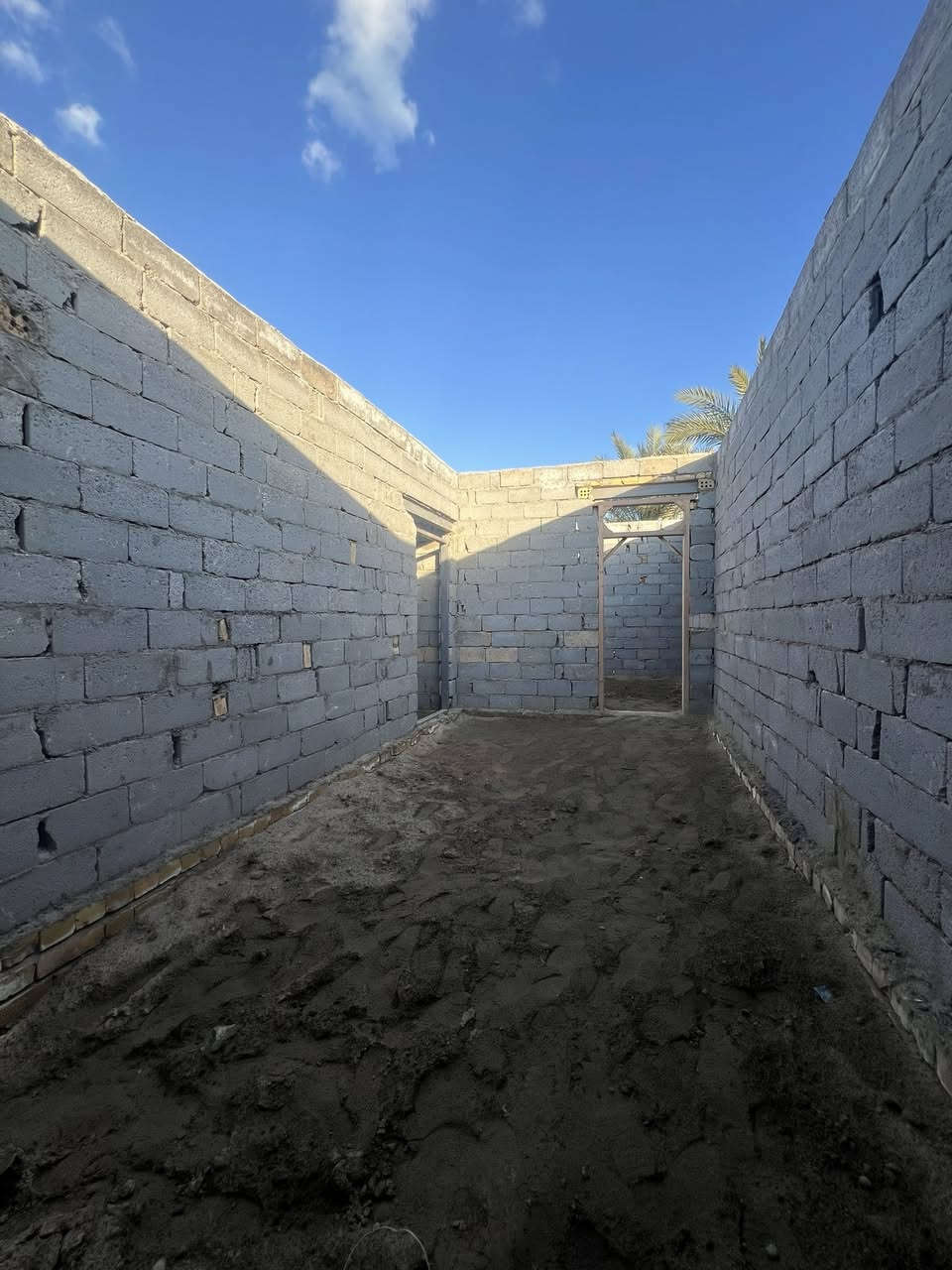 دار للبيع منطقة سيد راهي ابو شون خلف مطعم قدوري المساحة 100 متر بي غرفة ومطبخ وصاله وصحيات سعر جدا مناسب للتواصل ***********
