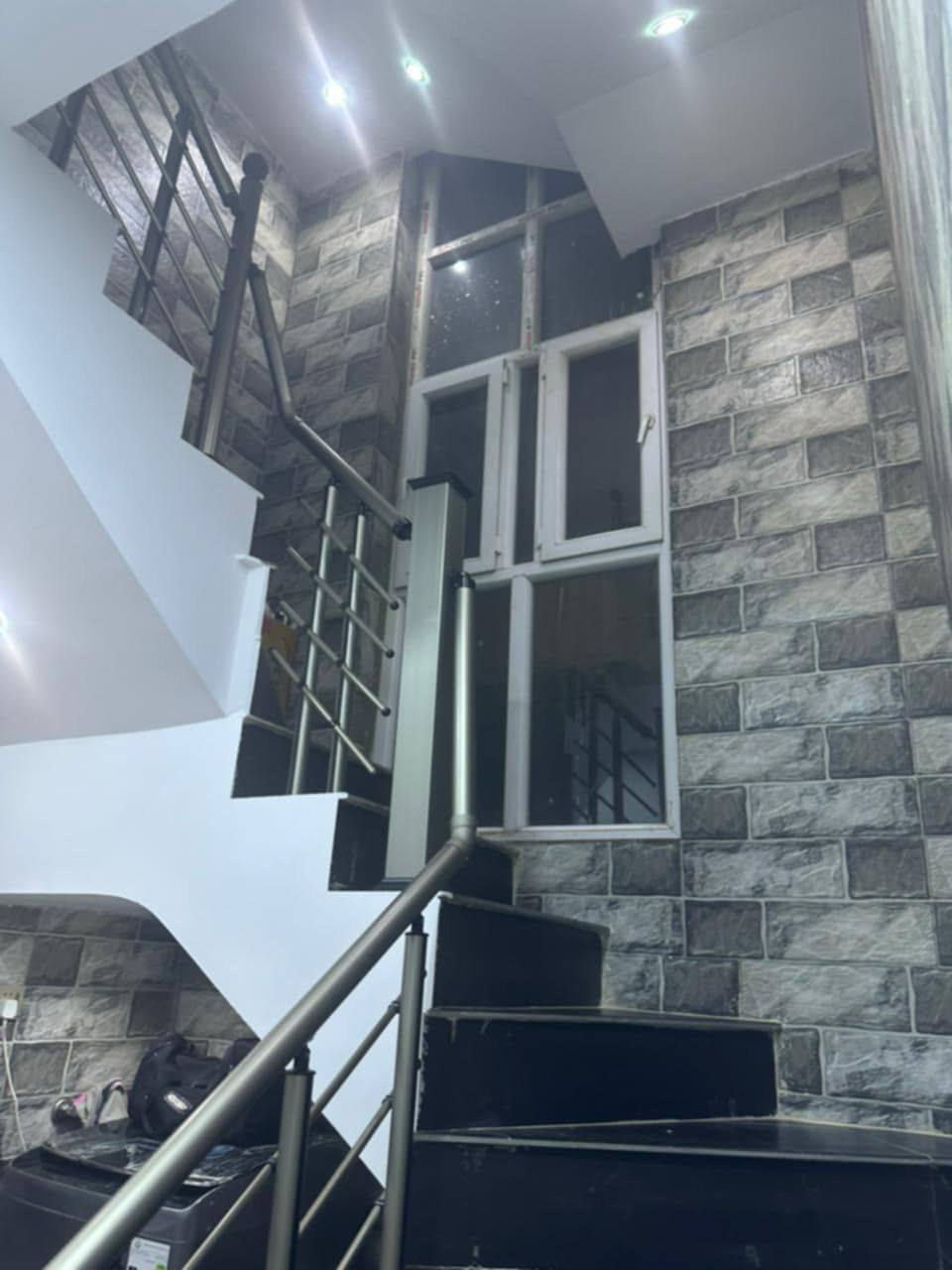 السلام عليكم
دار للبيع بناء حديث بسعر مناسب 
100م واجهة 5 مدخلين في منطقة حي الجهاد الأساتذة خلف الاربع شوارع مباشرة على شارع 15م
يتكون من 3 طوابق
أربع غرف نوم 
صاله ومنور ومطبخ
خدمات عدد 3 ومرافق خارجي 
للاستفسار اكثر اتصل واتساب على *********** ...
