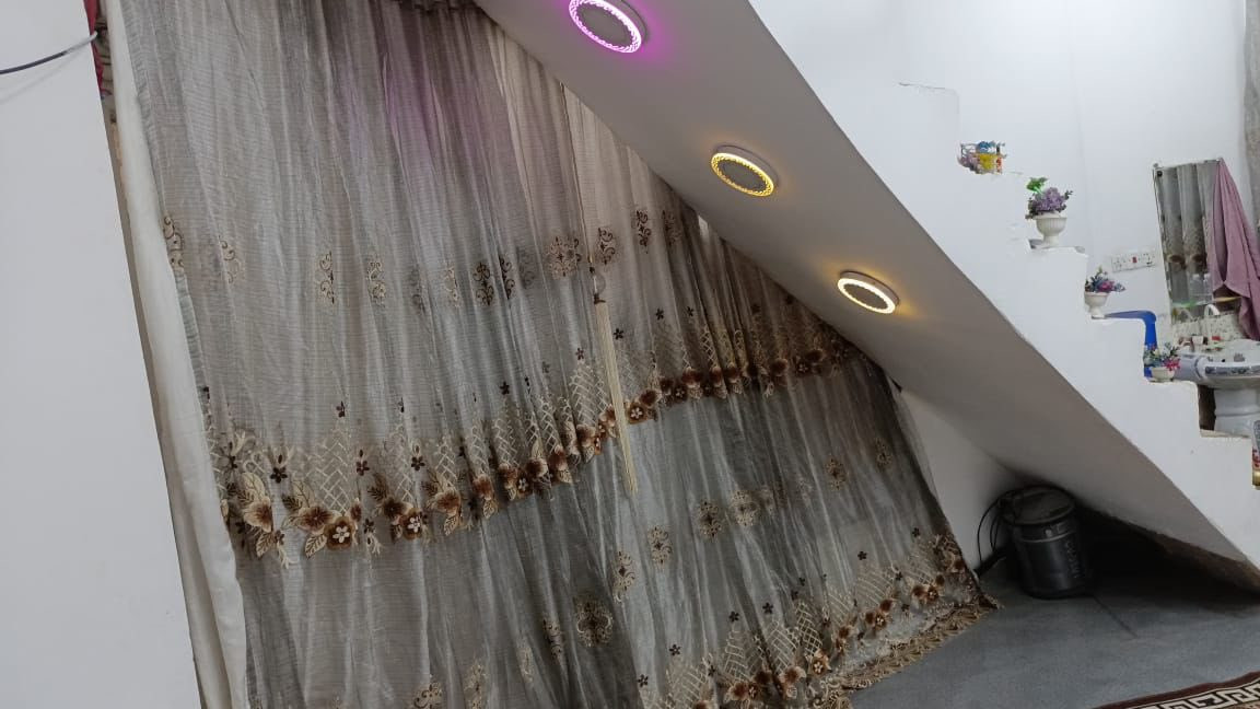 مشتمل بناء جديد طابوك درجه اولى سيراميك ومي وكهرباء 
والبخ وبياض جاهز على شارع مودربونه بنزلت الحسينية مال بيت جليب شارع صب وفول خدمات مي كهرباء مجاري وشارع مصبوب حالين سعره 37 وبيه مجال اي استفسار اتصل ع رقم ***********
