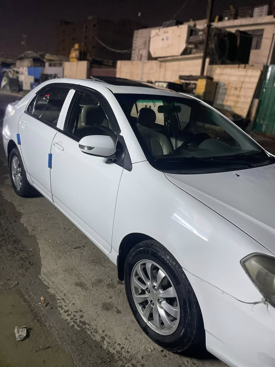 السلام عليكم 
سيارة بي وإي دي موديل 2013 
ماشية السيارة 179 كم
مقاعد جلد 
رقم بغداد السيارة بأسمي
السعر 62$
التواصل ***********
