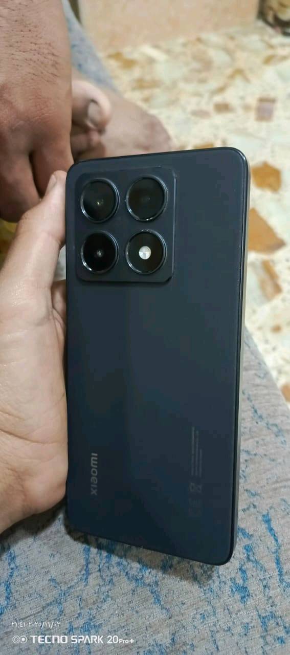 مواصفات شاومي 14T
 الوان الجهاز: الأسود Jett black 

 أبعاد الهاتف الطول: 160.5 ملم – العرض: 75.1 ملم – السُمك: 7.8 أو 8.0 ملم والوزن 193 أو 195 غرام على حسب اللون والخامات.

 خامات تصنيع الهاتف: الإطار الجانبي من الألومنيوم وابظهر جلد صناعي

 الجهاز يأتي مقاوم للماء والغبار بمعيار IP68، مقاومة الماء تصل الى عمق مترين ولمدة 30 دقيقة تحت الماء.

 الهاتف مزود شريحتي SIM من نوع Nano SIM، بالإضافة إلى دعم الشريحة الإلكترونية eSIM.

 يدعم شبكات إتصالات الجيل الثاني 2G والجيل الثالث 3G والجيل الرابع 4G والجيل الخامس 5G.

 الهاتف يأتي بشاشة من نوع AMOLED بحجم 6.67 بوصة وبدقة 1220×2712 بكسل +1.5K وبكثافة بيكسلات 446 بكسل في إنش. الشاشة محمية بطبقة زجاج غوريلا جلاس 5 وتدعم معدل التحديث 144 هرتز ودرجة سطوع تصل حتى 4000 شمعة، بالإضافة إلى دعم عمق ألوان يصل إلى 12 بت، ملما يتيح عرض 68 مليار لون.

 هاتف شاومي 14T يأتي بمعالج من ميدياتيك Dimensity 8300 Ultra ثماني النواة بتردد 3.35 و 3.20 و 2.20 جيجاهرتز مع معالج رسومات Mali G615-MC6، المعالج مصنوع بدقة 4 نانوميتر.. 120فريم

 يأتي بذاكرة تخزين داخلية 512 جيجابايت من نوع UFS 4.0 وذاكرة الوصول العشوائي الرام 12 أو 16 جيجابايت  ، الجهاز لا يدعم إمكانية زيادة مساحة التخزين الخارجي عبر بطاقة الميموري كارد MicroSD.

 نظام تشغيل الهاتف أندرويد 14 مع واجهة المستخدم HyperOS 1.0 التي تدعم بعض ميزات الذكاء الاصطناعي.

 الهاتف يأتي مزود بثلاث كاميرات خلفية بالتعاون مع شركة لايكا. الكاميرا الرئيسية بدقة 50 ميجابكسل وبفتحة عدسة F/1.7، وتدعم تقنية التثبيت البصري OIS. الكاميرا الثانية بدقة 50 ميجابكسل أيضًا، مخصصة للتقريب البصري وتدعم التركيز التلقائي. أما الكاميرا الثالثة فهي بدقة 12 ميجابكسل مخصصة لتصوير بزاوية واسعة. الكاميرات تدعم تصوير الفيديو بدقة 4K بمعدل 30/60 إطارًا في الثانية، وبدقة FHD بمعدل 30/60 إطارًا، مع دعم تصوير الفيديو بتقنية +HDR10 وبصيغة 10 بت Log.

 الكاميرا الأمامية بدقة 32 ميجابكسل بفتحة عدسة F/2.0 تدعم تصوير الفيديو بدقة 4K بمعدل 30 إطارًا، وبدقة FHD بمعدل 30/60 إطارًا، مع دعم تصوير الفيديو بتقنية +HDR10.

 البطارية بسعة 5000 مللي أمبير تدعم الشحن السريع بقدرة 67 واط.
شحن من 0 الى 100 ب 40دقيقه
 الهاتف مزود بسماعتين تعملان بنظام ستيريو، وتدعمان تقنية صوت عالي الدقة Hi-Res و Dolby Atmos، 

 يدعم شبكات الواي فاي إصدار 6E جيجاهرتز بالترددات a/b/g/n/ac/ax ويدعم خاصية Dual-band وWi-Fi Direct ونقطة الاتصال Hotspot.

 البلوتوث متوفر بإصدار 5.4 مع دعم خاصية LE و A2DP و LHDC.

 هاتف شاومي 14T يأتي مزود بمنفذ USB من نوع Type-C مع دعم خاصية OTG.

 يدعم نظام تحديد المواقع العالمي GPS مع دعم أنظمة تحديد المواقع الأخرى GLONASS وGALILEO وBeiDou وNavIC.

 الجهاز يدعم تقنية الاتصال قريب المدى NFC وخاصية IR blaster للتحكم في الأجهزة المنزلية بواسطة الأشعة تحت الحمراء الانفراريد.

 يأتي الجهاز مزود بمستشعرات الجيروسكوب والتسارع والبوصلة ومستشعر المكالمات التقارب.

 مزود بمستشعر بصمة الأصابع يأتي مدمج في الشاشة، ويدعم خاصية فتح القفل عبر تقنية التعرف على الوجه (Face Unlock