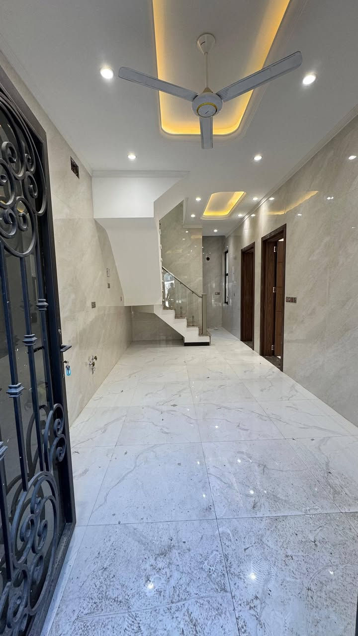 للبيع 
بيت حديث زيرو مساحة (80) متر واجهه (8) متر 

3 طوابق بموقع مميز وراقي جدا 

الطابق الأول ( استقبال صاله مطبخ و غرفة نوم وخدمات ) 

الطابق الثاني ( غرفتين نوم وخدمات ) 

الطابق الثالث ( غرفه نوم وبيتونه )

شارع فلسطين / تقاطع النخله / ظهر التجاري
 
للاستفسار *********** 

يوجد واتس اب
