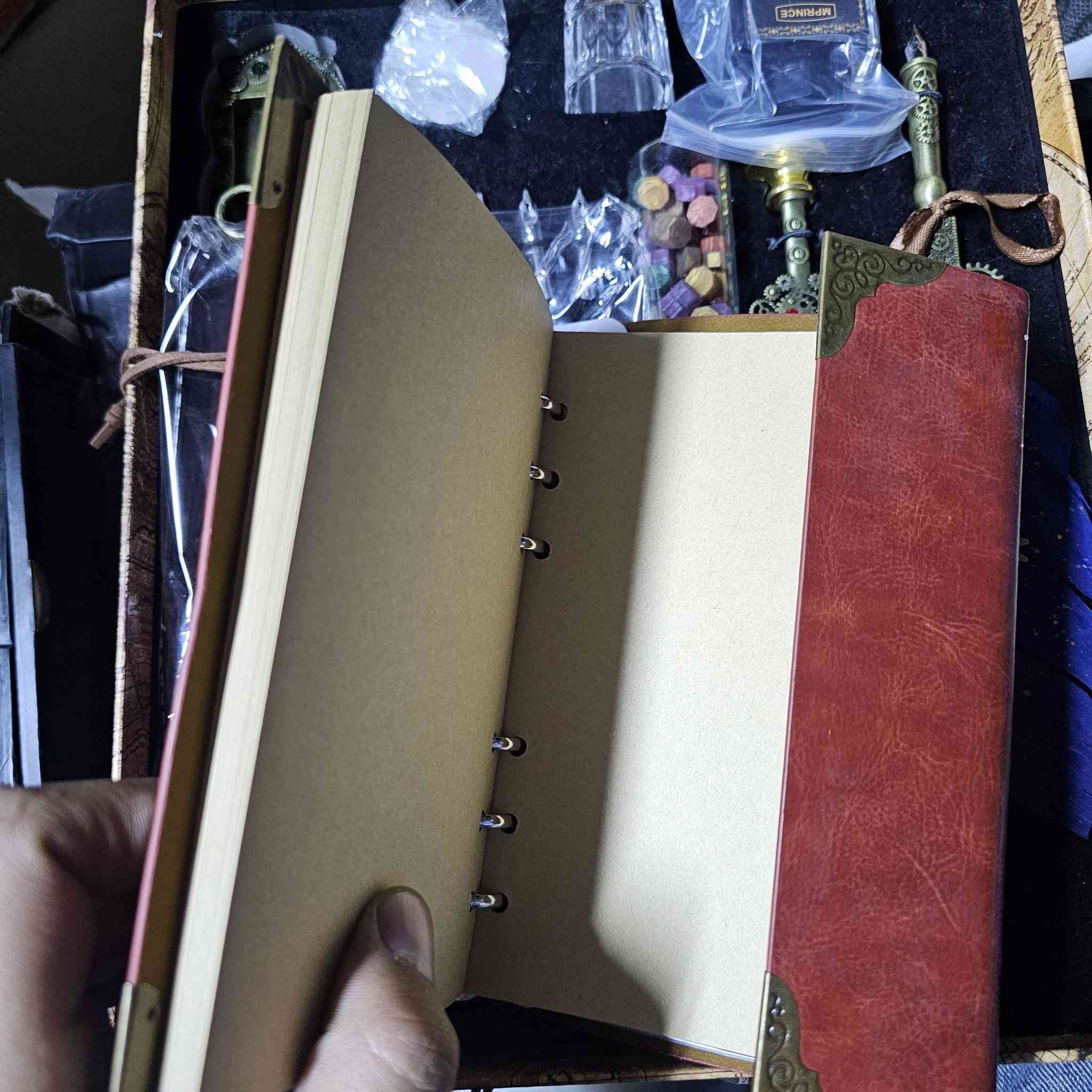 🖋️📜 للبيع: طقم كتابة فاخر – ستايل ستيمبانك (Steampunk)
✨ جديد – لم يُستخدم
🔹 الطقم يحتوي على:
دفتر ملاحظات جلد بتصميم ستيمبانك مميز
ريشة كتابة مزخرفة مع حامل
قلم معدني مزخرف
رؤوس كتابة إضافية
زجاجة حبر مع شمع أختام ملوّن
ختم شمع فاخر مع ملعقة
إكسسوارات وزينة كلاسيكية أنيقة
السعر: 10 الاف
***********
