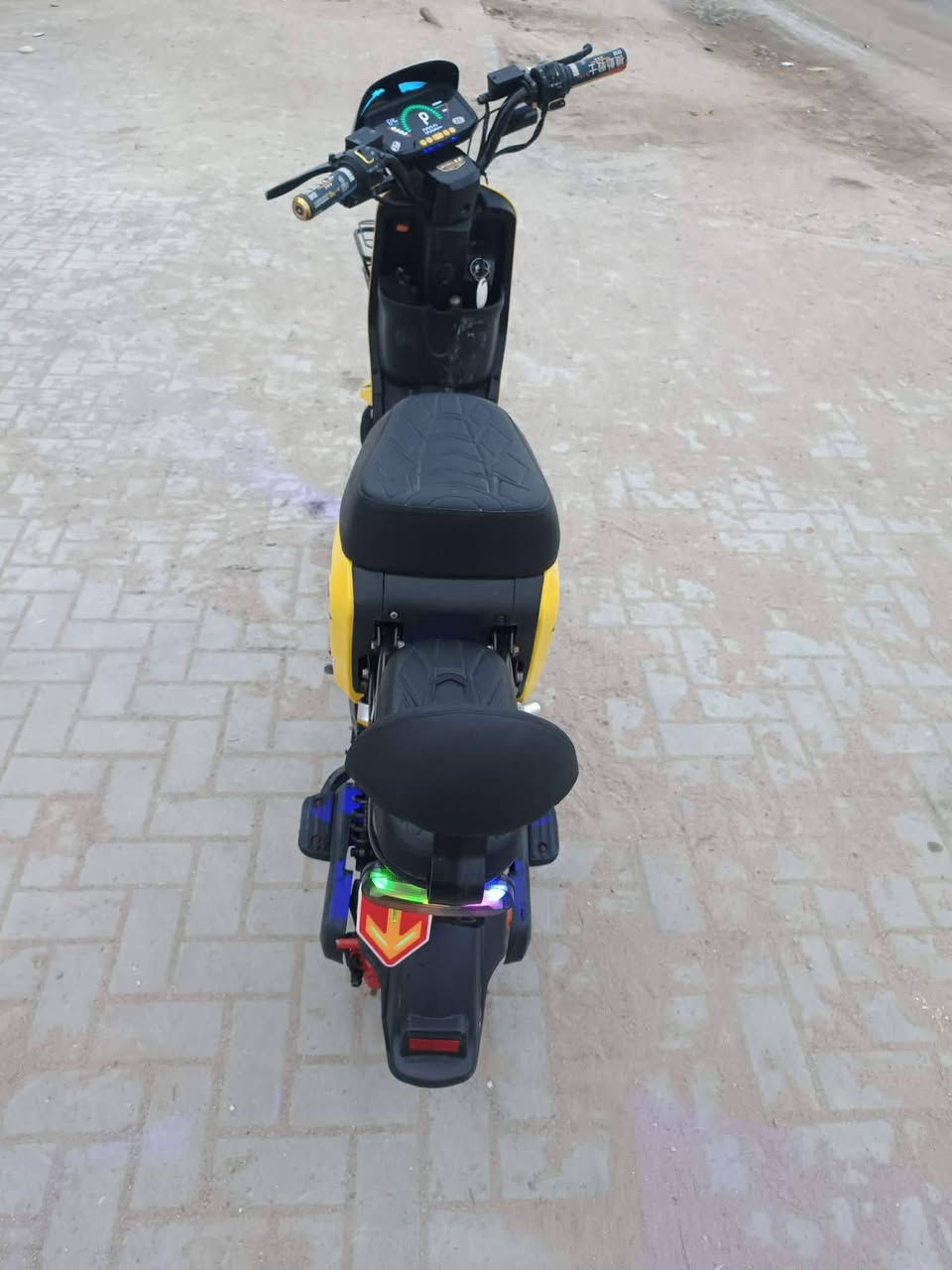 السلام عليكم
ار 9 مديل 26 لون اصفر 
5 بطاريات دبل حجم كبير 26 امبير وينلي  
4نمر سرعه 109 سرعه حقيقيه 70 
شاحنه الاصليه كهربايات كلهه شغاله لايت عالي وناصي دبل اشاره اشاره يمنه ويسره وياها سويجين وبصمه وكارت  السعر 450 بيع مستحجل 
واتساب ***********
عوان بصره  حيانيه شارع التاميم على شارع القائد
