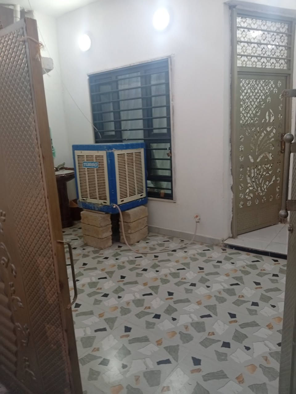 سلام عليكم
بيع بيت حزيران مقابيل جامع الغفران 
يتكون من حوش 
وغرفة استقبال ومطبخ
وغرفة نوم درج داخلي حمام داخلي التوليت خارجي فوك السطح باني غرفه بس ماصبه
سراميك السقف ثانوني السعر 55بي مجال***********
