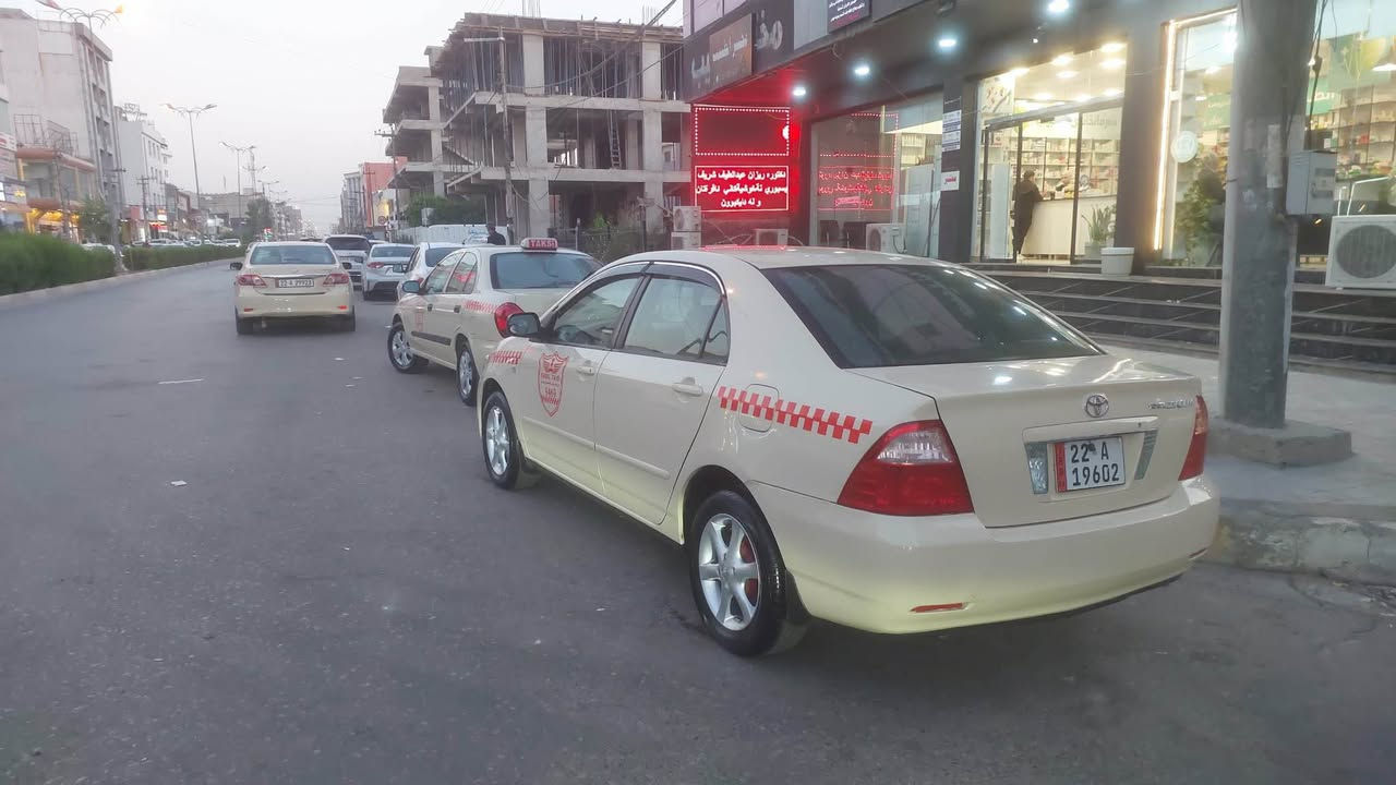 تەکسی بیکاشۆ 
مۆدیل 2005
سەیارەکە تەنها بۆنیتی ڕەشە 
گێر عادیە 
گێر و مەکینە و تەقەو رەقەی بە شەرت 
ژ.م *********** Singapore
