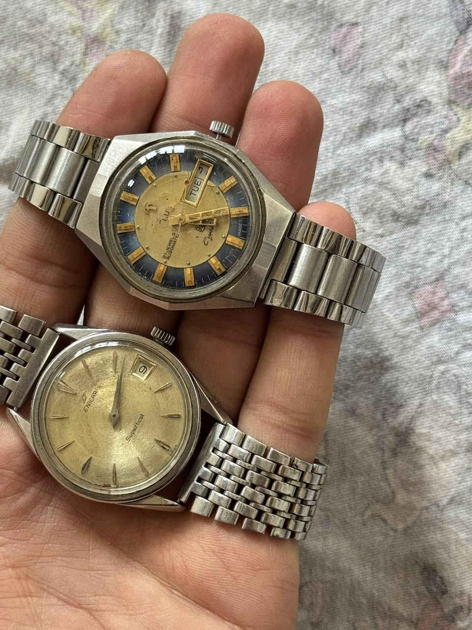 مجموعة ساعات للبيع
عدد 12 قطعة 
كلهم اتوماتيك سويسري 
شغالين
 الاسعار مختلفة 
يوجد توصيل لجميع المحافظات 
***********
