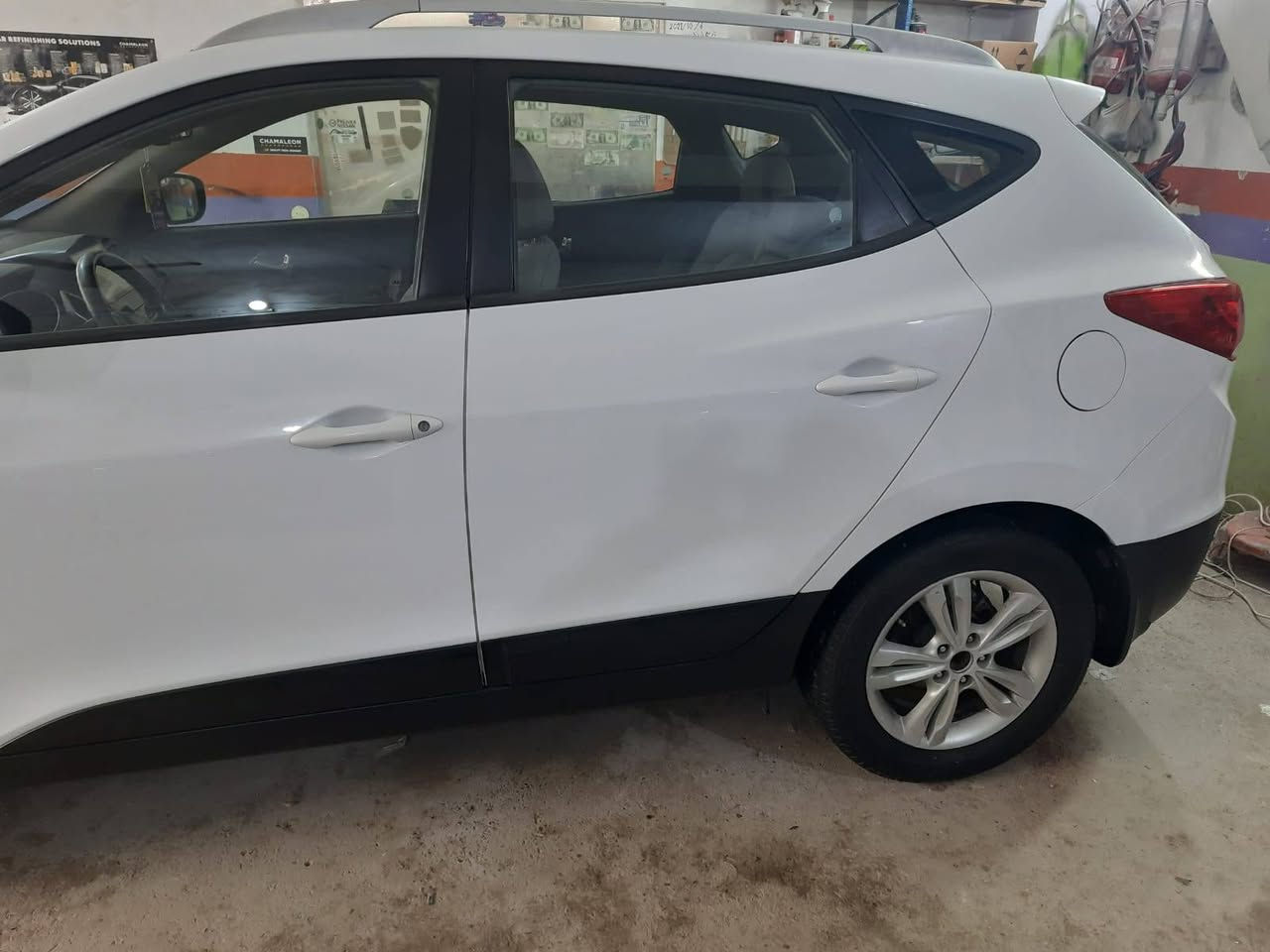 السلام عليكم
للبيع توكسان موديل 2012 خليجي
رقم بغداد انكليزي بإسمي
بيهه صبغ ربع البنيد أثر زلغ
 (صور قبل الصبغ موجوده)
وبارد جاملغ خلفي عكس السايق
تخم تاير جديد باتري جديد صدر جديد
مكاني بغداد السعر 135 وبيهه مجال بسيط. 
للاستفسار *********** بي واتس اب
