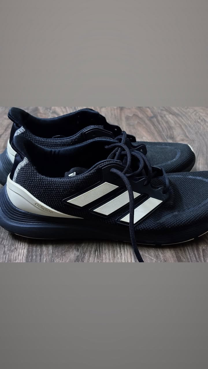 للبيع (بالة اوربي): حذاء Adidas Duramo 10 الأصلي 👟

• المميزات: وزن خفيف جداً، تهوية ممتازة، ونعل LIGHTMOTION المريح للمشي الطويل والجري.
• اللون: أسود فخم بتفاصيل كريمي.
• الحالة: ممتازة (نظيف جداً).
• المقاس: [45 وثلث]
• السعر: [40 الف] والتوصيل مجاني 
للاستفسار : ***********
