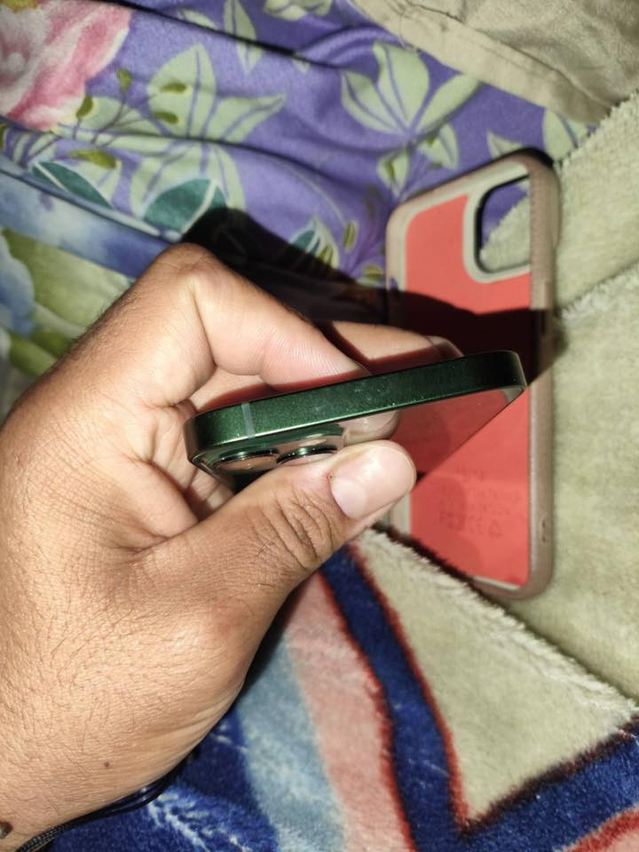 سلام عليكم شباب جهاز ١٣ عادي سعرة ٣٧٥ قفل شباب بدون عملة سبب البيع ماعرفلة اني جناي بوكو مكاني بغداد العبيدي واتساب ***********
