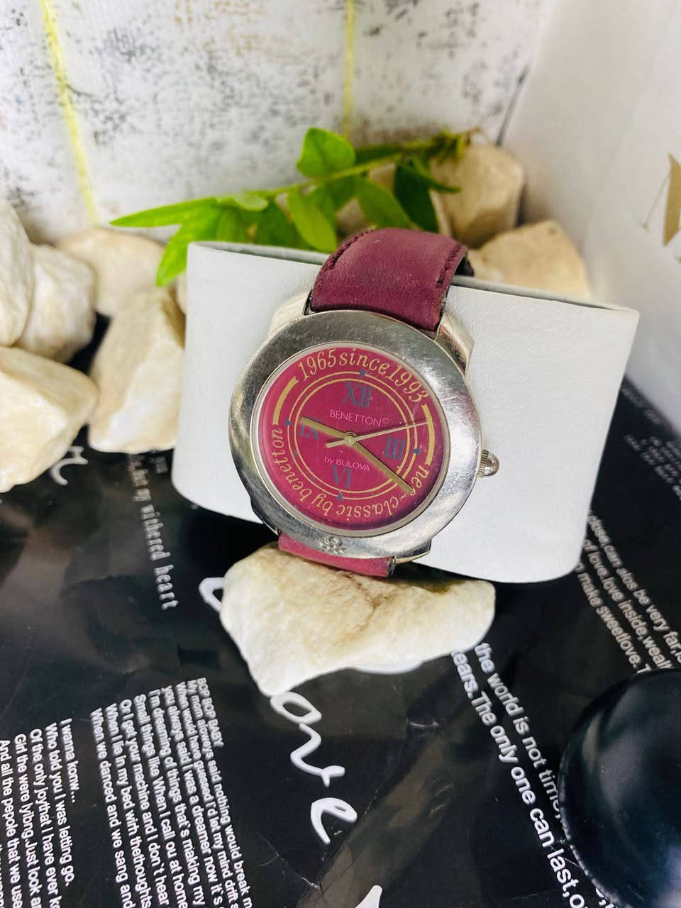 الماركة والتعاون (براند إيطالي بصناعة أمريكية)
هذه الساعة هي ثمرة تعاون شهير بدأ في التسعينيات بين شركتين كبيرتين:
• الجهة المصممة: United Colors of Benetton (يونايتد كولورز أوف بينيتون)، وهي شركة أزياء إيطالية عالمية معروفة بتصاميمها الملونة والجريئة.
• الجهة المصنعة: Bulova (بولوفا)، وهي واحدة من أعرق شركات الساعات الأمريكية (تأسست عام 1875). وجود اسم "Bulova" يعني أن الماكينة الداخلية والتقنيات تم إنتاجها بمعايير جودة عالية تابعة لهذه الشركة العريقة.


**إذا كنت صاحب هذا الإعلان وتريد حذفه لأي سبب، رجاءا أرسل رسالة إلى الدعم الفني**