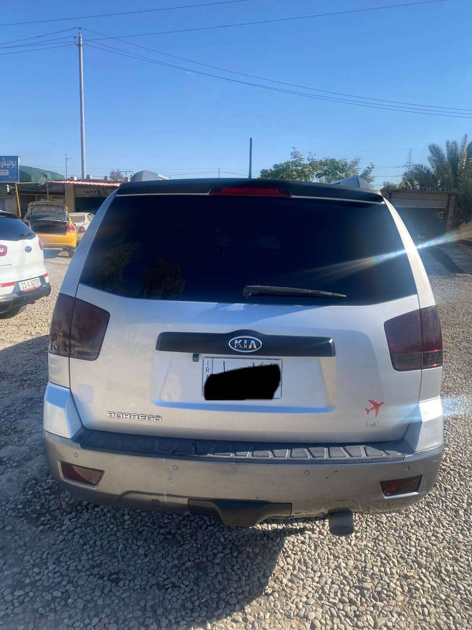 السلام عليكم كيا بوريجو مهافي2009 وراد امريكي موصفات الامريكي معروفه السياره نص فول كشنات جلد تحكمات مثبت سرعه 
قطعتين تبريد 
السياره جاهزه للأخير صدر امامي خلفي جديد وذاين مكينه جداد اي نقص مابيها
سنويه لل2027 
ضررها بارد ب البنيد فقط 
السياره رقم مميز تلث ارقام 
السعر 125وبيها مجال
مكان السياره ديالى بعقوبه 
للاستفسار على الرقم ***********
