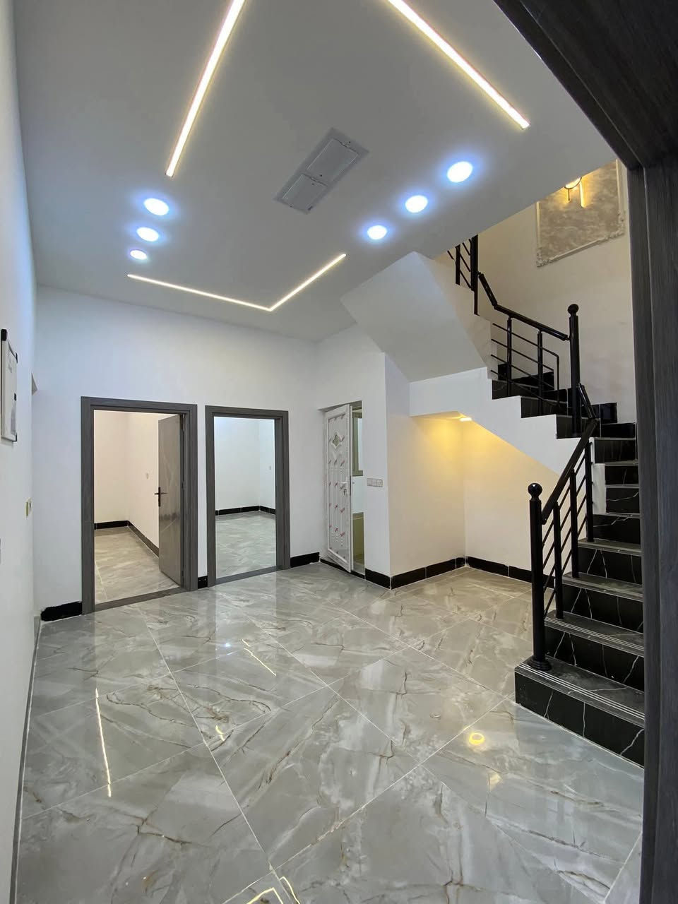 #دار  للبيع عدد 2 

"""""""""""""""""""""""""""
#حالة الدار  بناء  حديث  زيرو فول مواصفات 

سقوف مغربيه نظام دكتات نظام مراقبه واجهه فلين 
"""""""""""""""""""""""""""""
موقع مميز جدا  
#مساحه 135  متر مربع  
سعر مناسب 
#موقع  الدار  ( كركوك حي الاسرى المفقودين خلف مدرسة مروان الجبوري ) 
موقع مميز جدا جدا
"""""""""""""""""""""""""""""
الدار يتكون من طابقين 
محتويات الطابق الارضي كراج سياره  +مطبخ حار+بارد+استقبال+صحيات+هول كبير غرفتين نوم 
الطابق الثاني غرفتين نوم هول صحيات 

_____________________________________

"""""""""""""""""""""""""""""
نستقبل كافة عروضاتكم التجارية والسكنية كركوك  
اذا كنت ترغب في بيع  عقارك 
تواصل معنا
***********
***********
-------------------------------  
#العنوان كركوك سايدين المحكمه الجديده عماره البحرين مجاور اسماك الاغا البغدادي مكتب جنه عدن
