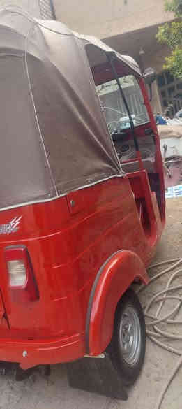 سلام عليكم شباب تكتك مديل ١٨ شهر ١١ حله من الصور السعر ٥٠٠٠ ويبه مجال مكان بغداد حي النصر الهاتف ***********
