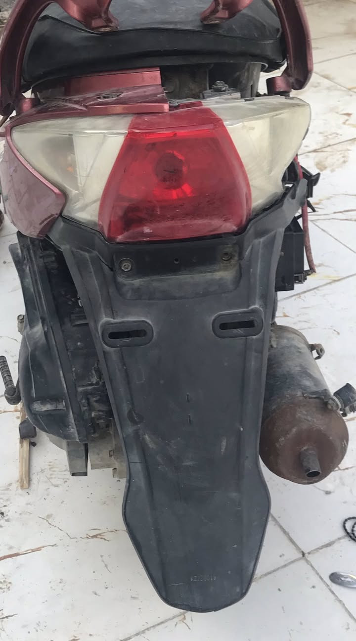 سلام عليكم دراجه كامكو G4 بيه مكينه فراشه دراجه كامله كفراته بس انه مفصخه دراجه صوته ناععمه كهربائيات شغاله هورن والكفرات شدهم يشتغل كزوز جديد باتري جديد سلف تشتغل وهندر مكينه حلوه  نضيفه كفراته كلهن موجودات ما عده الحايه سعر 250 وبيه مجال المكان البصره قضاء الدير رقم ***********
