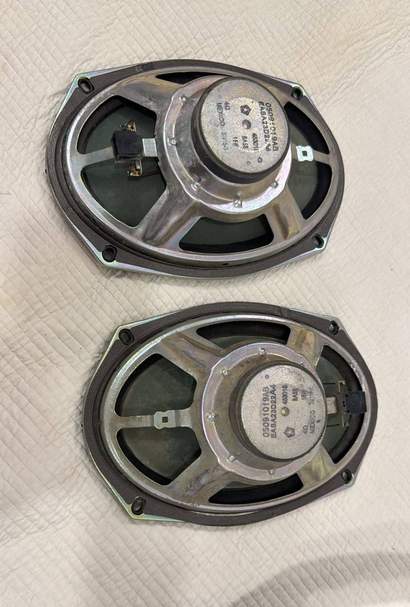 السلام عليكم 
اغراض جارجر للبيع كلمن وسعره 
زوج مري 125 الف 
شباك 30 الف 
جداح 15 ألف
زوج سماعت 25 الف
دركه. استيرن 30 الف 
فسفورات دعاميه تخم اصلي 50 الف
اليحتاج يتصل عل رقم التلفون بي وات ساب مكاني ناصريه 
***********
حيدر ابو كرار
