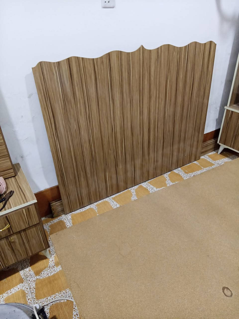 غرفه نوم تتكون  من سيسم +كومنديات الي ينحطن طارف السيسم أو +زاويه  سعرهن 160 رقم الهاتف ***********
