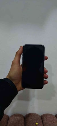 شباب ايفون 11عادي جديد مامفتوح شرط ضد الماء والله جهاز جديد حيل نضيف م...