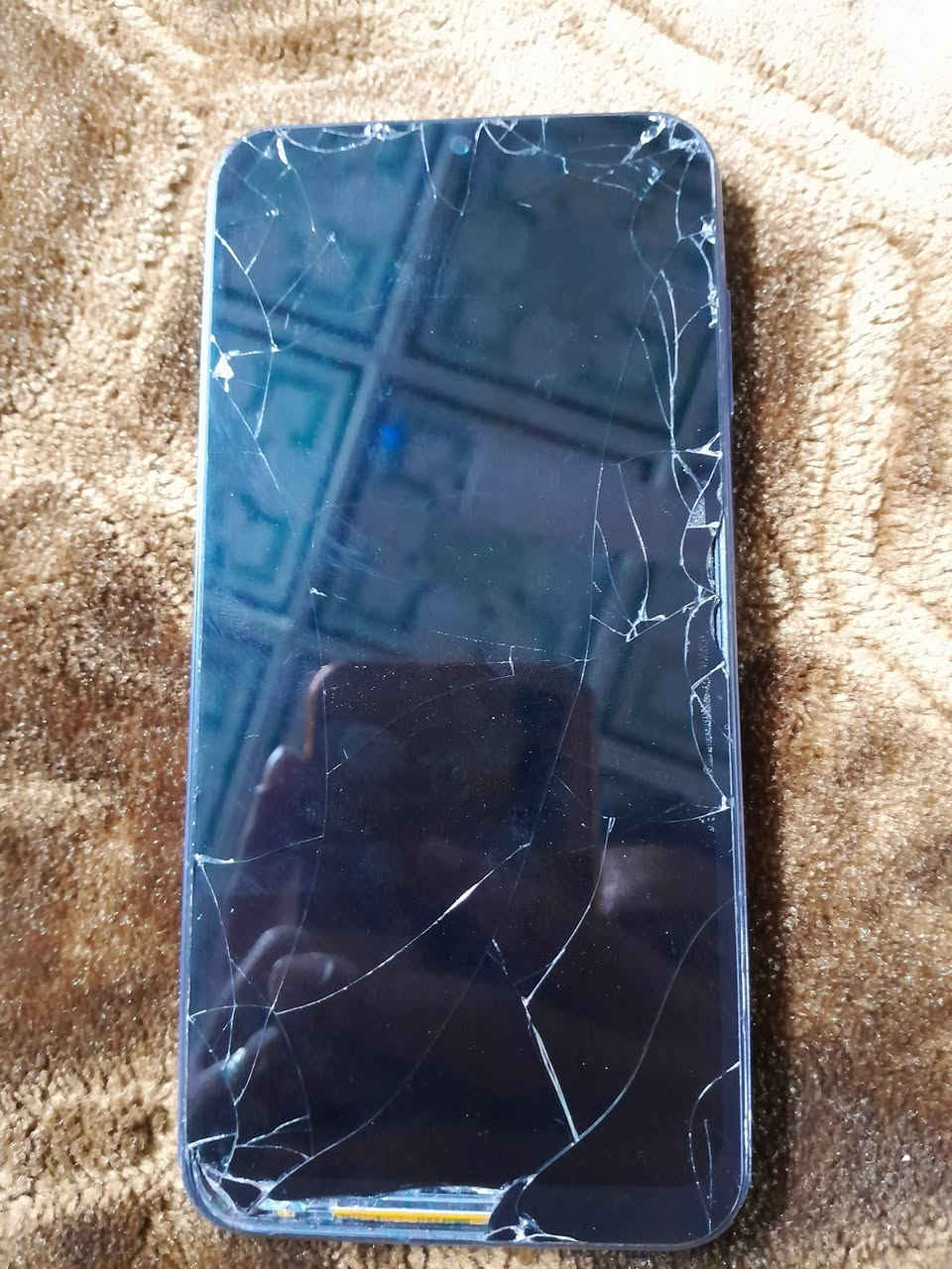 السلام عليكم جهاز اي 15 جهاز ما مفتوح بس الرادله شاشه الله شاهد شغال السعر50 وبي مجال الذاكره 128 رقم الهاتف***********
