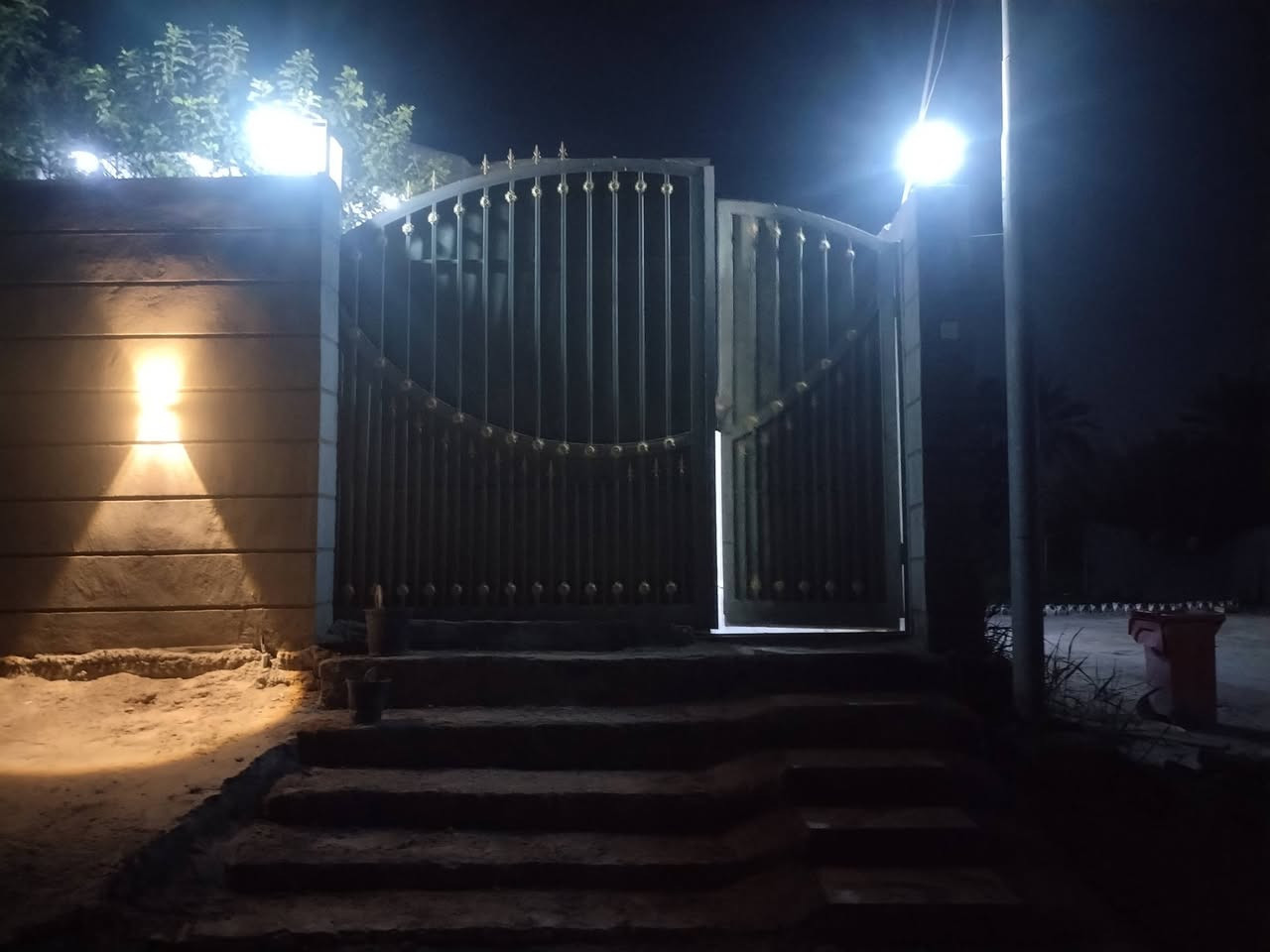 اللهم صل على محمد وآل محمد سلام عليكم من رخصة الادمن متاح بيت طابقين مساحه ٣٢٠ م الطابق الأول يحتوي على غرفتين نوم استقبال مطبخ حار بارد صحيات داخلي وخارجي الطابق الثاني نظام سويت سند ٢٥ تحويل مباشر باسم المشتري مع قطعه مساحتها ٨١٢م في منطقة شط الله واجهه ٢٨م ونزال ٢٩م مربعه  ملاحظه / ممكن ان يباع البيت وحده والقطعه ايظا تباع وحدها كلاهما قريب على شارع الزوار كربلاء طويريج عن الشارع٣٠٠ م اي استفسار الاتصال على هذا الرقم *********** او ع الخاص
