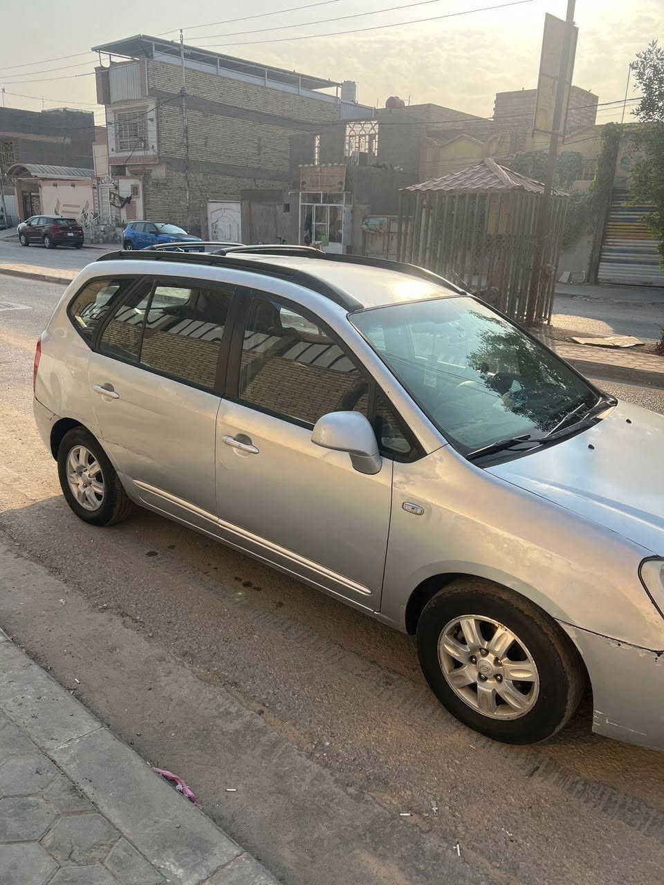 السلام عليكم كيه كارنز موديل  2008 بيه شكم قطعه صبغ ابيع احزام رقم دولي بسمي السعر 95وبيه مجال رقم الهاتف ***********
