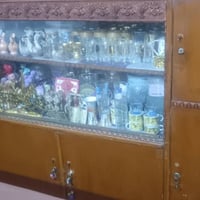 دولاب للبيع حاله مستخدمه بس نضيفه السعر 300 وبيه مجال للشراي 078110082...