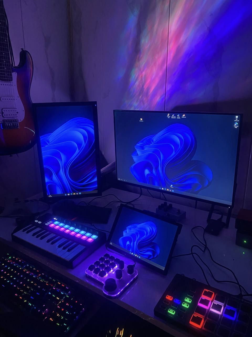 من رخصه الادمن 
سيت اب كامل للبيع ( استديو خاص للمونتاج والرندر )
Mini key sm25 ii
donner starrypad
Key smart اختصارت
كرت صوت focusrite solo gen 4
مايك بويا 
شاشه لمس ١٠ انج 
ماوس ريد دراكون 
كيبورد ريد دراكون 
كيتارات ٢ الاسود بدون ماركه والثاني donener كامل ملحقات
شاشات ٢ كبار 
كرسي fantech
وكو هواي غراض وياهن بعد 
um790 pro
🧠 المعالج (CPU)
 • AMD Ryzen™ 9 7940HS
• 8 أنوية / 16 خيط معالجة
• سرعة أساسية ~4.0 GHz وتصل حتى 5.2 GHz
• ذاكرة تخزين مؤقت 16 MB  

🎨 المعالج الرسومي (GPU)
 • AMD Radeon™ 780M مدمج
• أداء جيد للألعاب الخفيفة وتطبيقات الرسوميات
• سرعة تردد حتى 2800 MHz  

💾 الذاكرة (RAM)
 • 32 GB DDR5 (Dual Channel) بسرعة 5600 MHz
 • قابل للتوسيع حتى 64 GB  

💿 التخزين
 • 1 TB PCIe 4.0 NVMe SSD
 • فتحات M.2 2280 ×2 (يمكن تركيب وحدة إضافية)  

🌐 الاتصال
 • Wi-Fi 6E
 • Bluetooth 5.2 / 5.3 (حسب الإصدار)
 • Ethernet 2.5G  

🔌 المنافذ (Ports)
 • USB-A 3.2 Gen2 ×4
 • USB4 ×2 (يدعم فيديو 8K @60 Hz و Power Delivery)
 • HDMI 2.1 ×2 (حتى 4K @144 Hz)
 • مقبس سماعة 3.5 mm
 • زر Clear CMOS  

🖥️ الدعم والتوافق
 • يدعم خروج 4K و 8K عبر USB4/HDMI
 • مناسب للعمل المكتبي، إنتاج المحتوى، والتطبيقات الاحترافية


**إذا كنت صاحب هذا الإعلان وتريد حذفه لأي سبب، رجاءا أرسل رسالة إلى الدعم الفني**