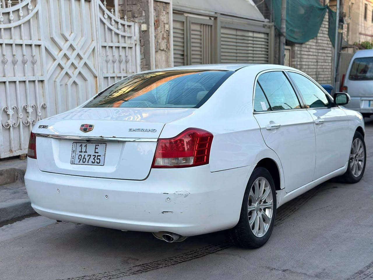 امكراند جيلي C8 2013
محرك 2400 مال ميستوبيشي كير اوتوماتيك خير من الله 
رقم بغداد انكليزي بانوراما+ شاشه
ضربتها خفيفه يم مكان الايت الايمن 
تبريد شغال ثلج
السعر71 وبيها مجال سنويه بأسمي تنتهي 2030 
رقمي ***********
