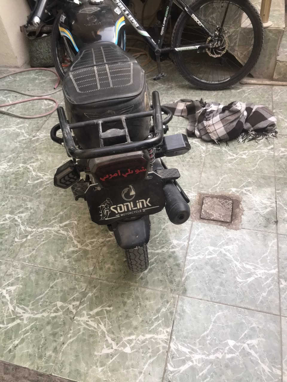 سولنك 24 مكينة كبس 200
فقط دبلات امامي يحتاج تبديل 
سعر 550 الف قفل مكان هفلان 
***********
