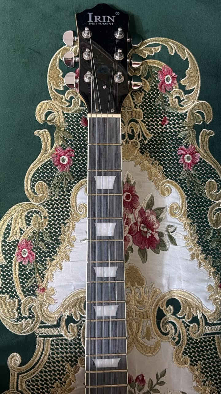 كيتار كهربائي Irin بتصميم شبيه Les Paul، ومن الصور يبين بيه هذي المميزات:جديد غير مستعمل ويا جنطه وكارتونه .
* 4 مقابض تحكم (عادةً 2 للصوت و2 للنغمة).
* مفتاح تبديل 3 وضعيات لاختيار البيك أب الأمامي أو الخلفي أو الاثنين سوه.
* جسر ثابت Tune-o-Matic يساعد على ثبات الدوزان.
* جسم بشكل Les Paul مناسب للروك والبلوز والعزف العام
سعر 100وبي مجال


**إذا كنت صاحب هذا الإعلان وتريد حذفه لأي سبب، رجاءا أرسل رسالة إلى الدعم الفني**
