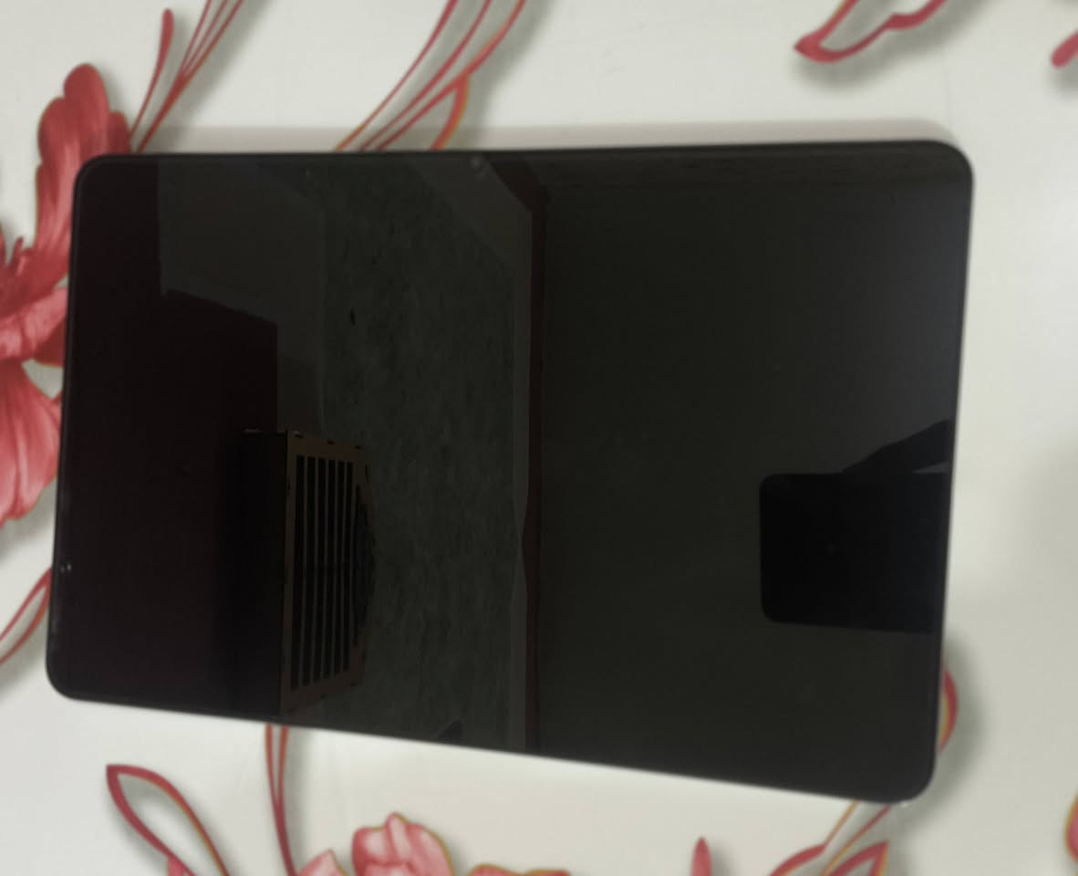 الشاشة: 11 بوصة، IPS LCD، دقة 2880 × 1800 (WQHD+)، معدل تحديث 144 هرتز، سطوع عالٍ ودعم Dolby Vision.
المعالج: Qualcomm Snapdragon 8+ Gen 1 (ثنائي النواة بـ 3.2 جيجاهرتز)، مما يجعله قوياً جداً في الألعاب والمهام المتعددة.
الذاكرة والتخزين: يتوفر بنسخ RAM تصل إلى 12 جيجابايت (LPDDR5) وذاكرة تخزين تصل إلى 256 جيجابايت (UFS 3.1).
الكاميرا: كاميرا خلفية رئيسية بدقة 50 ميجابكسل، وكاميرا أمامية بدقة 20 ميجابكسل ممتازة لمكالمات الفيديو.
البطارية والشحن: بطارية بسعة 8600 مللي أمبير، تدعم الشحن السريع بقوة 67 واط.
نظام الصوت: 4 مكبرات صوت ستيريو (Quad Speakers) لتجربة صوتية محيطية.
التصميم والاتصال: جسم معدني أنيق، يدعم الواي فاي (Wi-Fi 6)، والبلوتوث، و USB-C
 السعر 425وبي مجال الشراي يجي خاص


**إذا كنت صاحب هذا الإعلان وتريد حذفه لأي سبب، رجاءا أرسل رسالة إلى الدعم الفني**