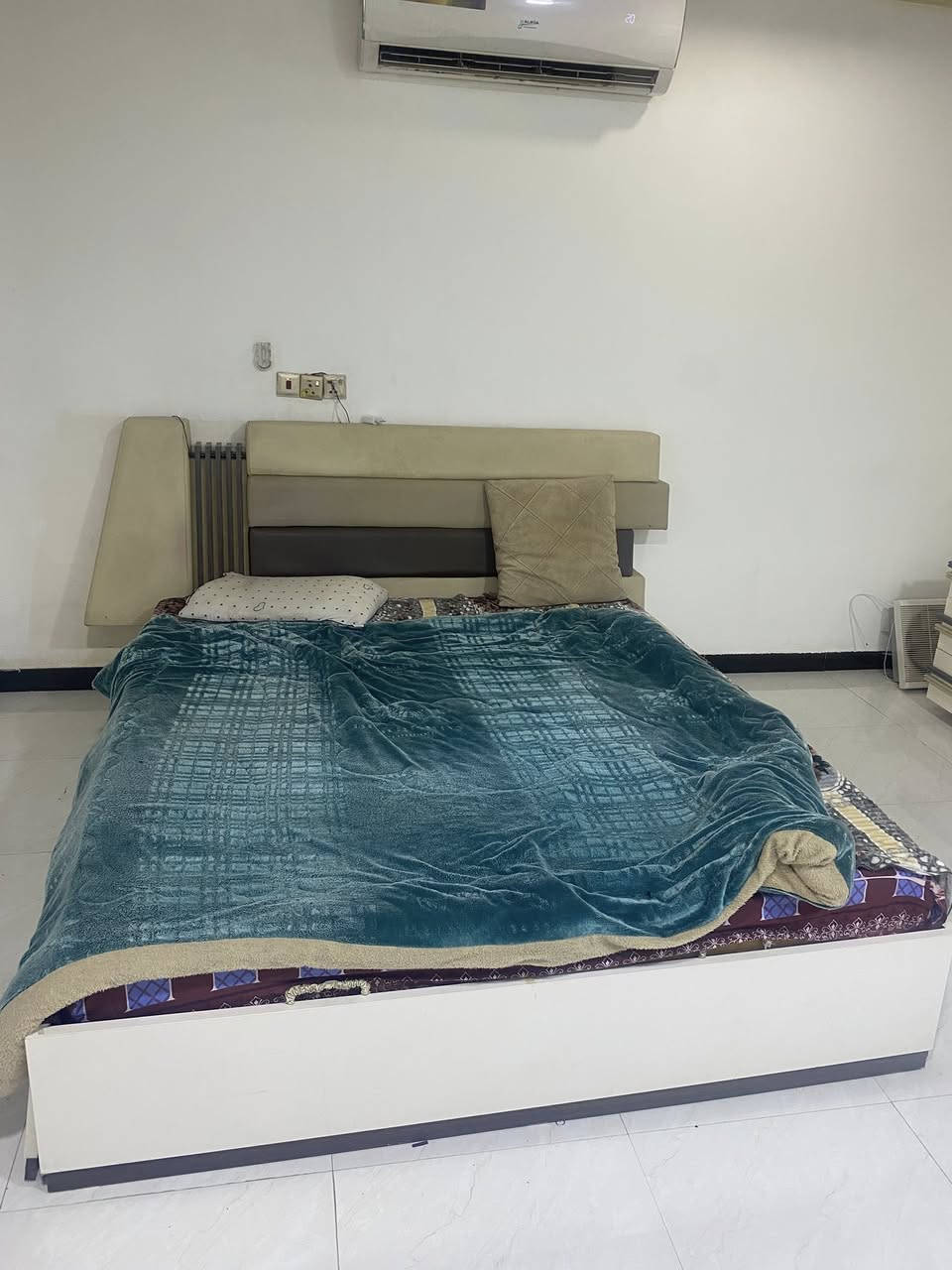 سلام وعليكم غرفه تركيه لبيع 

اول وحده غرفه تركيه ٧ قطع كلشي مابي ٦٠٠ وبي مجال قليل مابيه اي شي بيه نشره 

ثانياً غرفه تركيه جبيره  ٧ قطع بيه هواي خانات ٦٥٠ قفل قفل 

ثالثاً كنتور ٦ بيبان بي هواي خانات رايده ٣٥٠ قفل قفل 

اخوان شراي يجي خاص مو شراي لا يجي يتعب روحه 

العنون نجف حي العداله ***********
